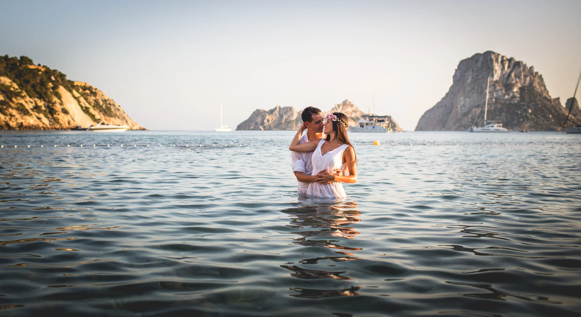 Pareja abrazada en el mar al atardecer con Es Vedrà, postboda de Alba y Jorge en Ibiza fotografiada por Pedro Zamorano.