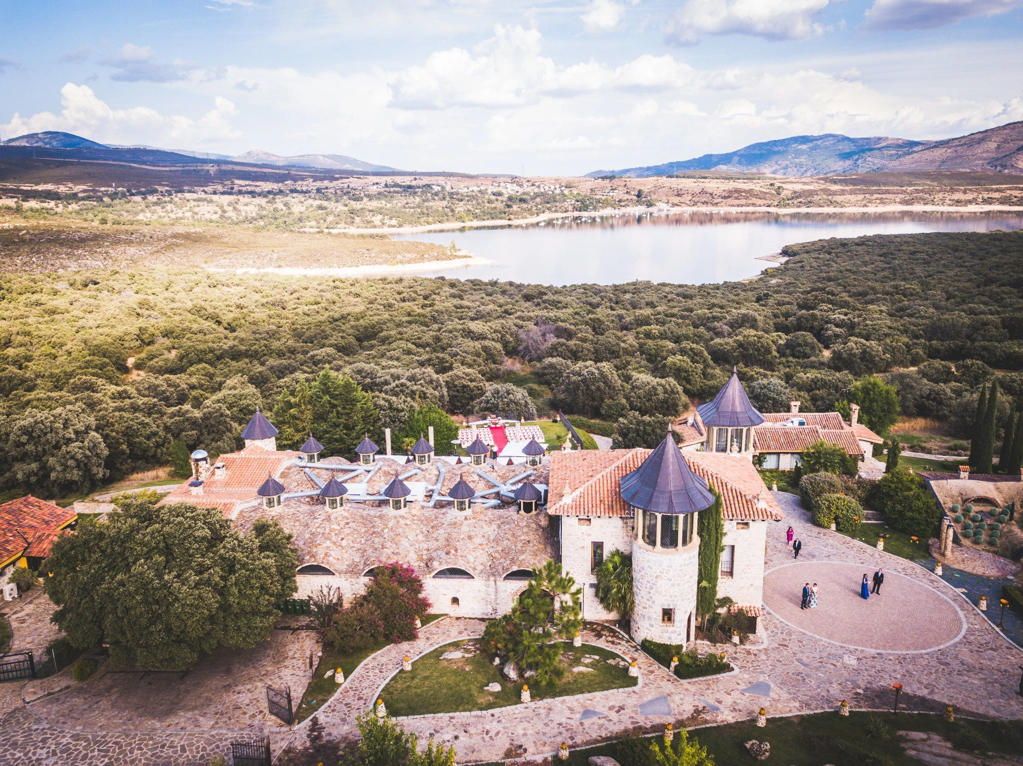 Vista aérea de una finca de bodas con la sierra de Madrid al fondo