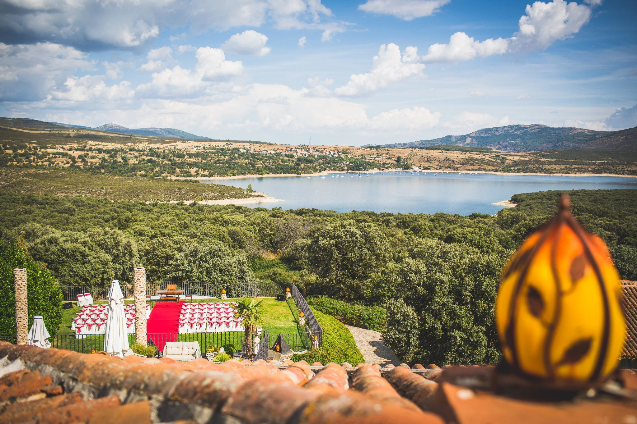 Ceremonia de boda al aire libre con vistas al embalse en Aldea Santillana, Madrid.