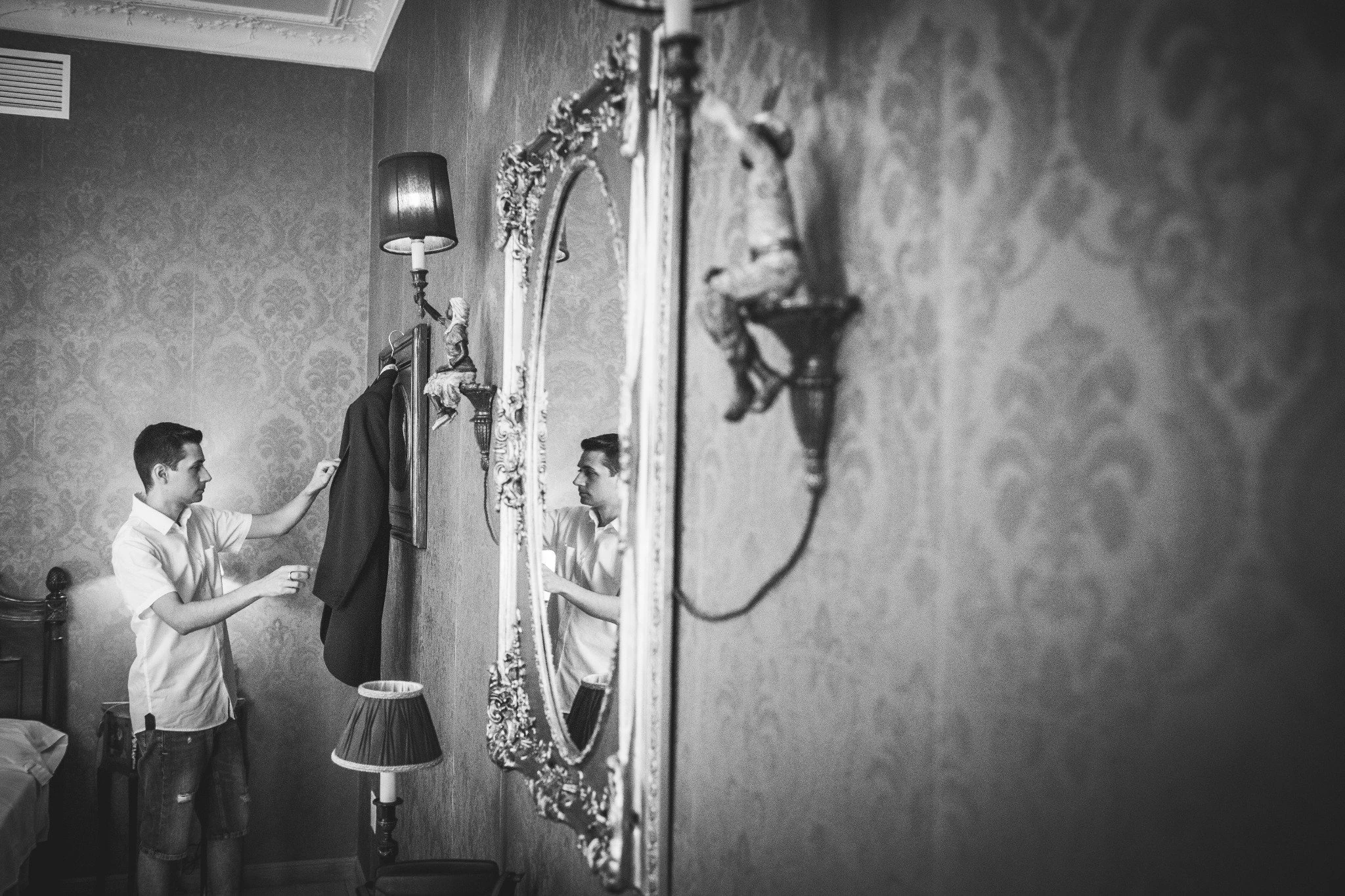 Preparativos novio espejo en Aldea Santillana, Madrid.