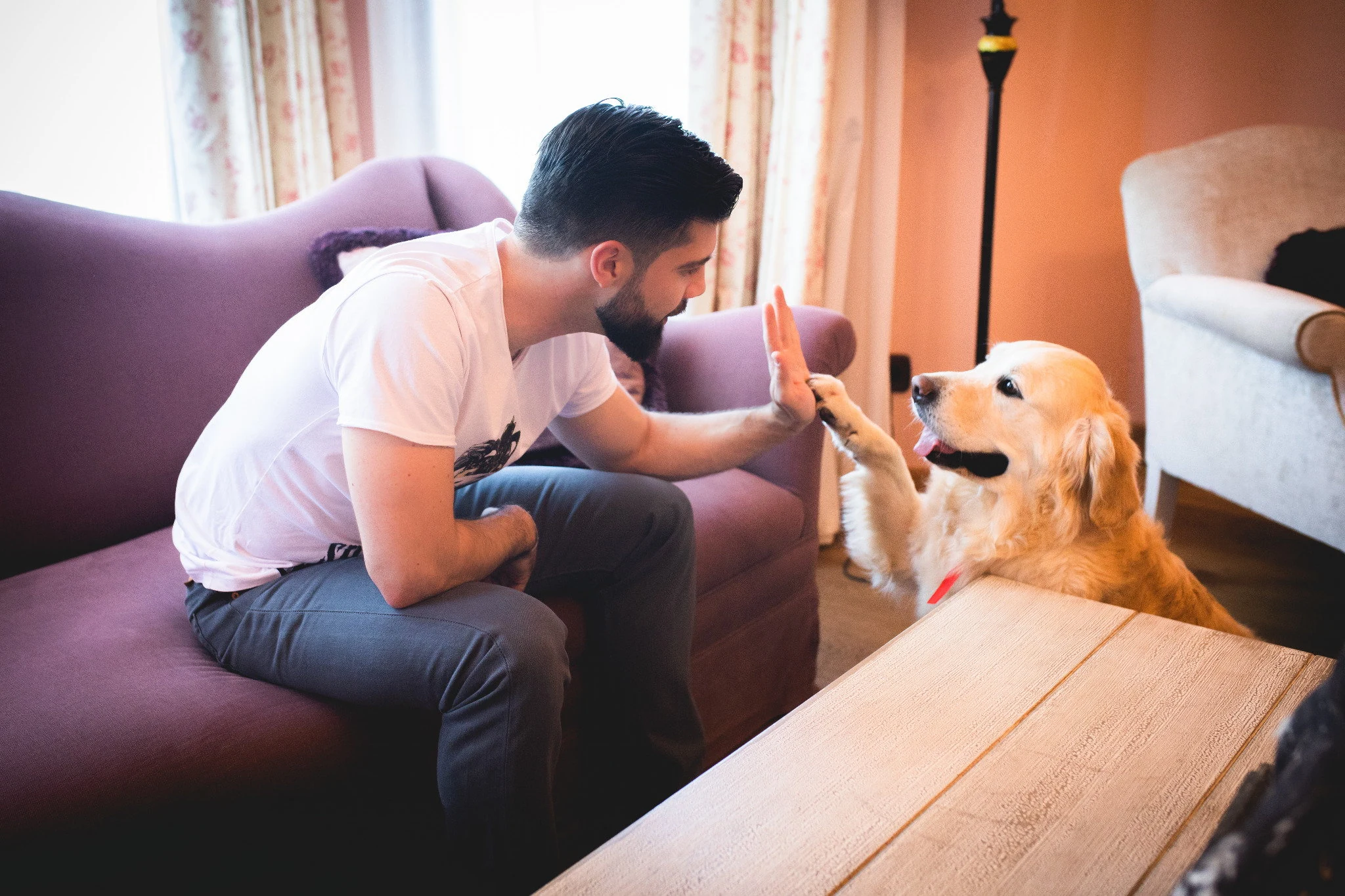 Novio con perro en Aldea Santillana, Madrid.