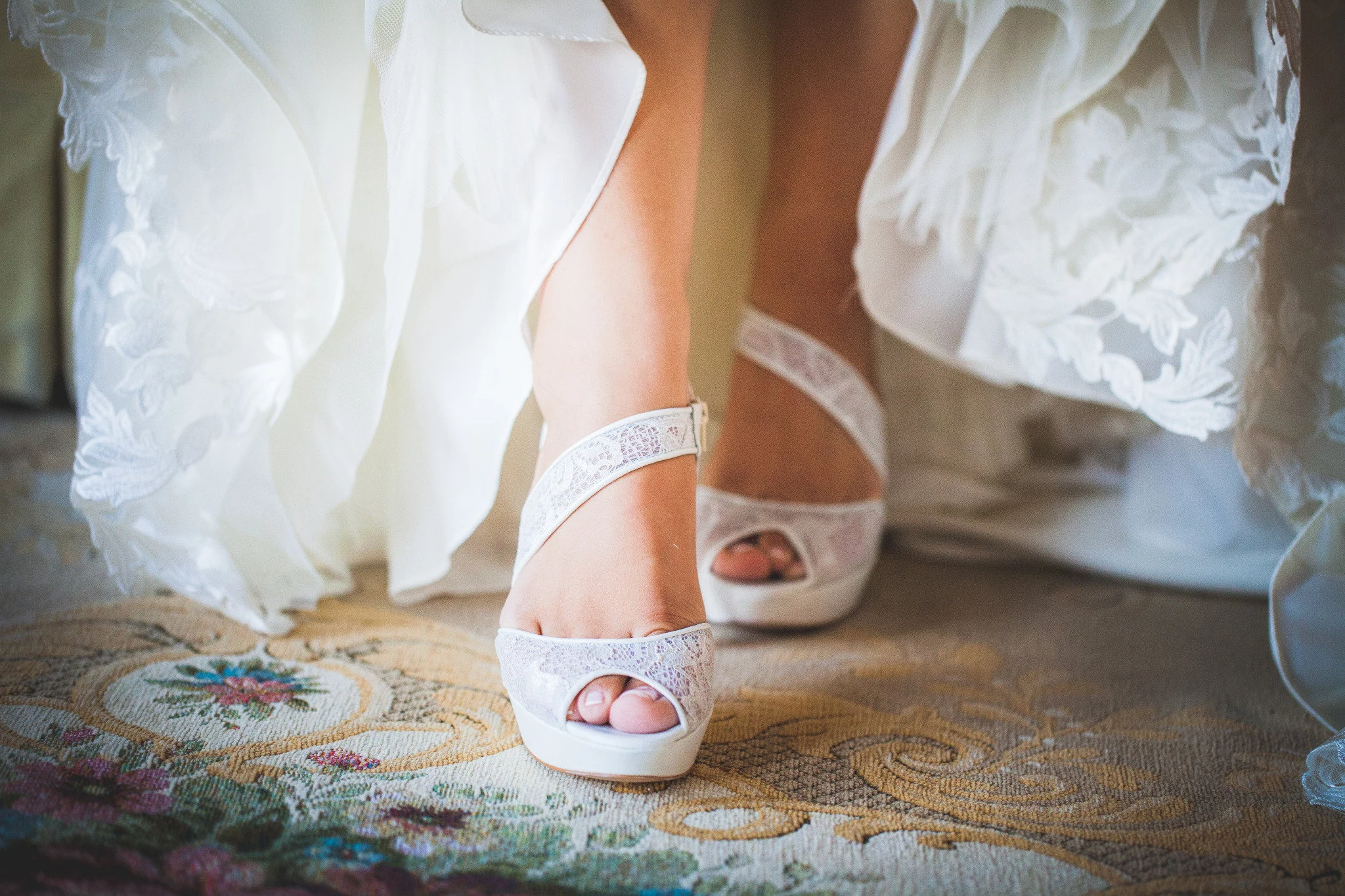 Detalle zapatos novia en Aldea Santillana, Madrid.