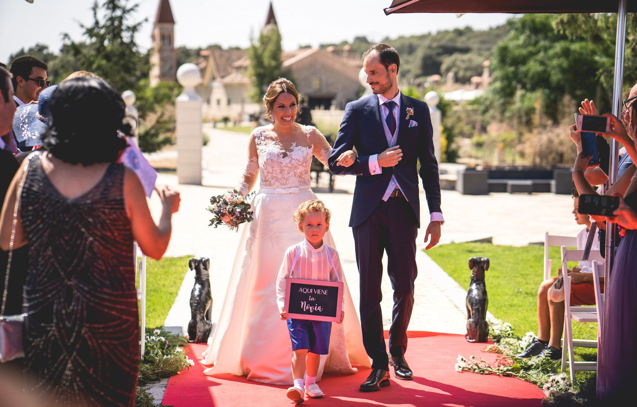 Entrada novia ceremonia en Aldea Santillana, Madrid.