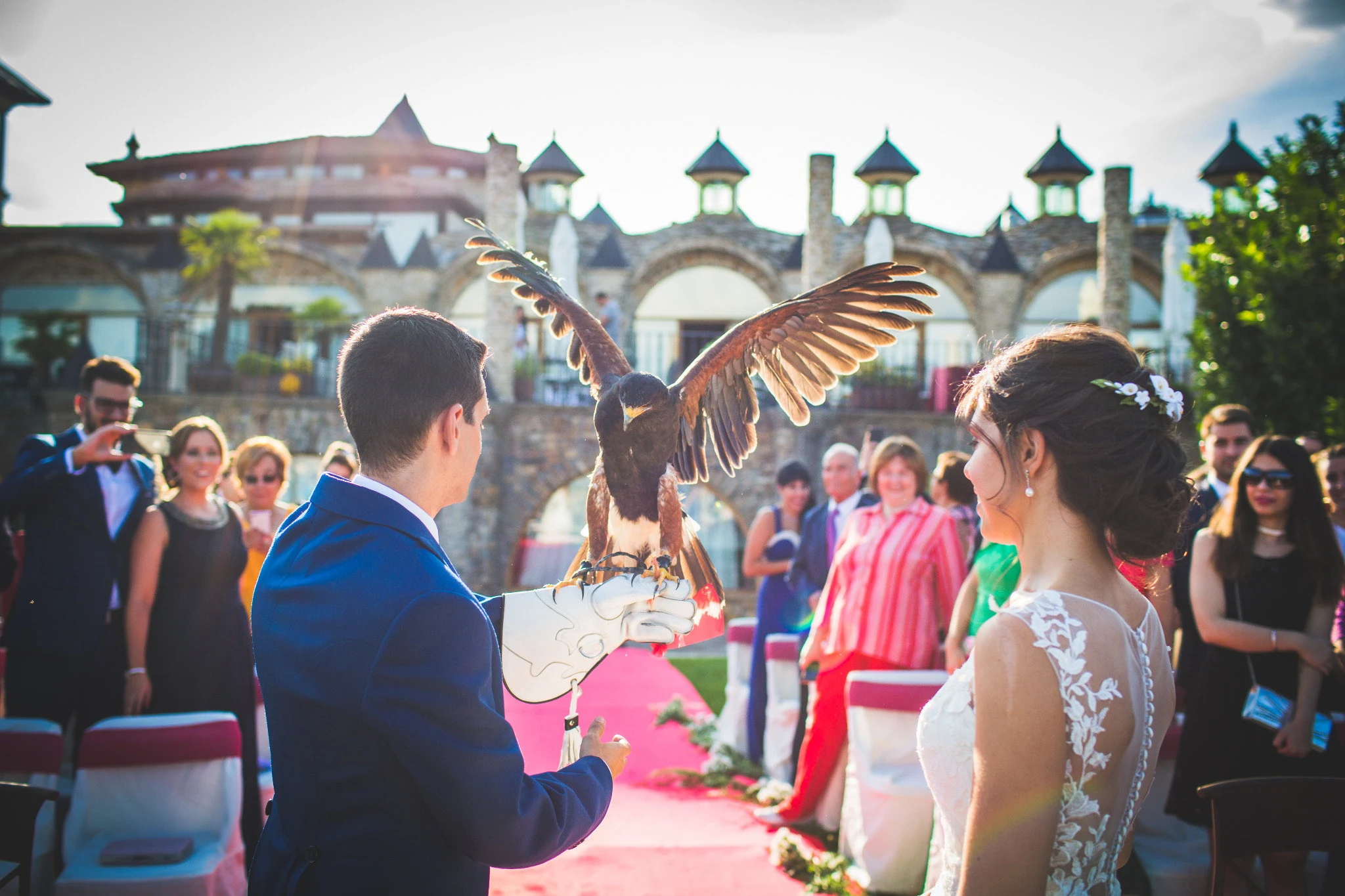 Ceremonia con halcón en Aldea Santillana, Madrid.