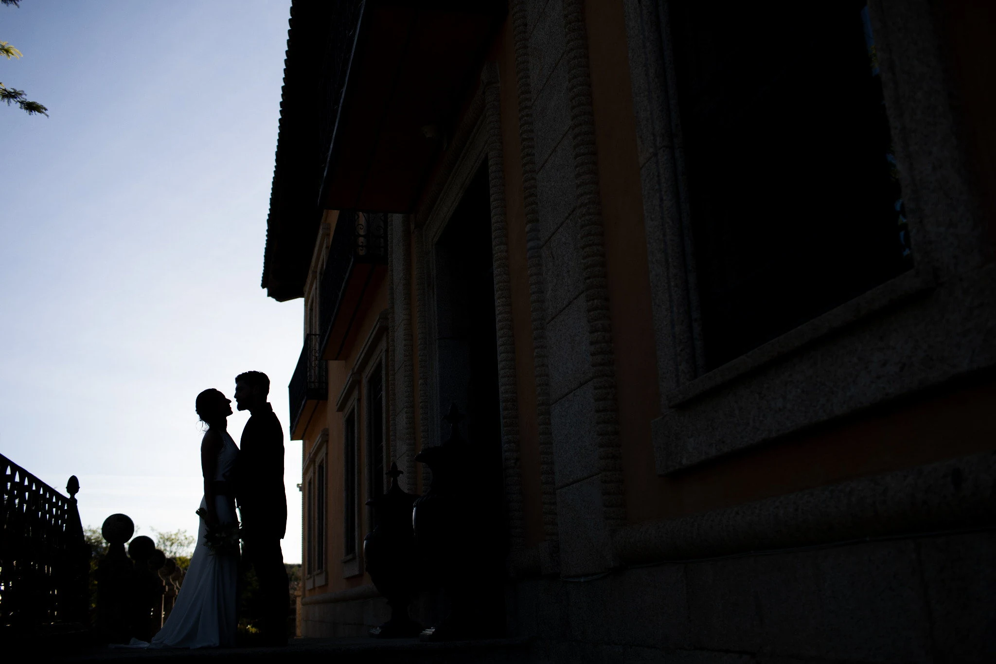 Silueta novios en Aldea Santillana, Madrid.