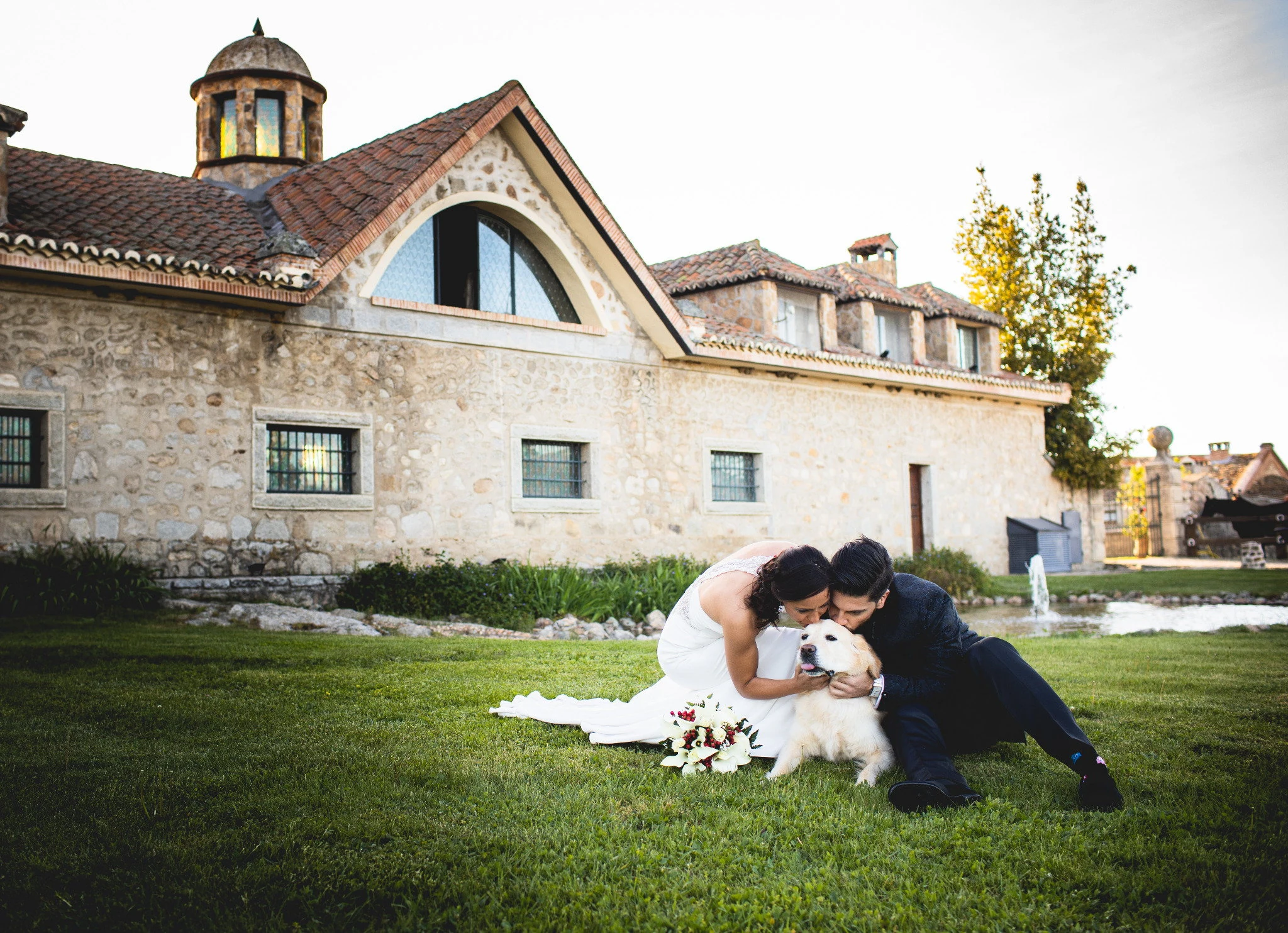 Novios con perro jardín en Aldea Santillana, Madrid.