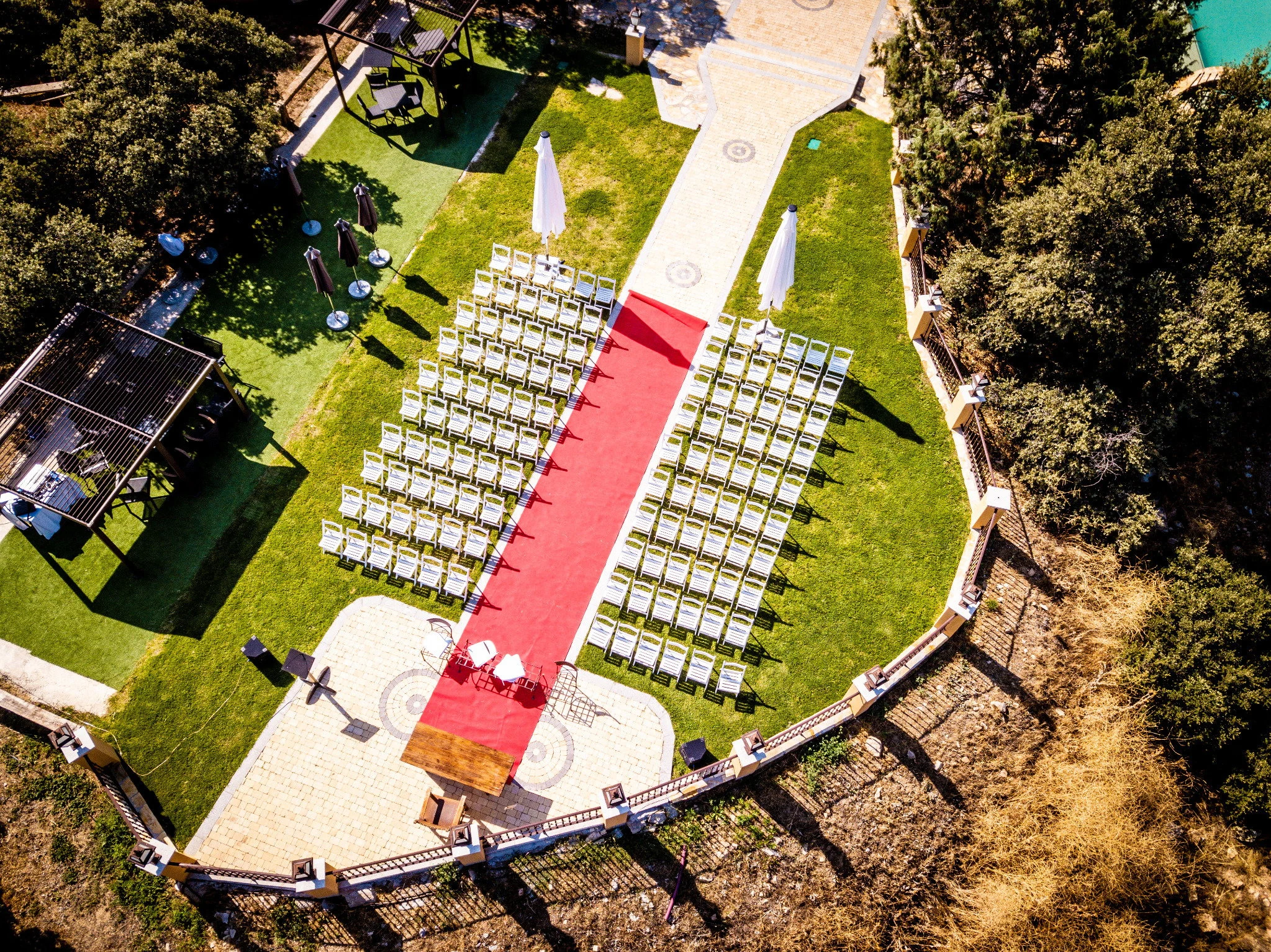 Ceremonia al aire libre fotografiada desde el aire en una finca de bodas
