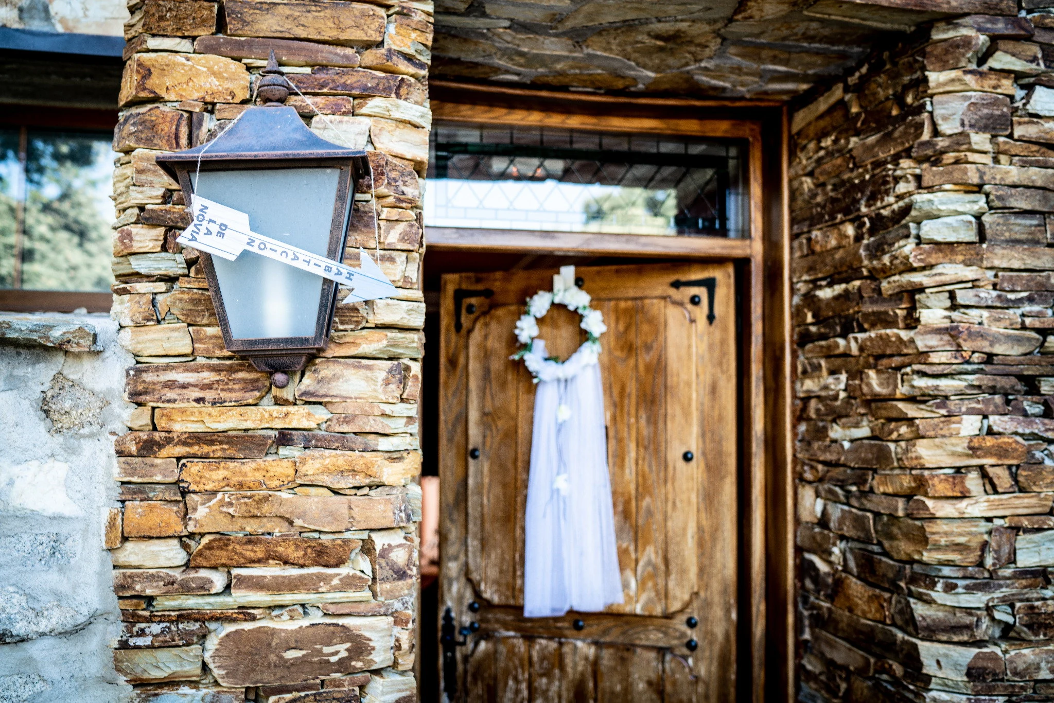 Vestido novia puerta en Aldea Santillana, Madrid.