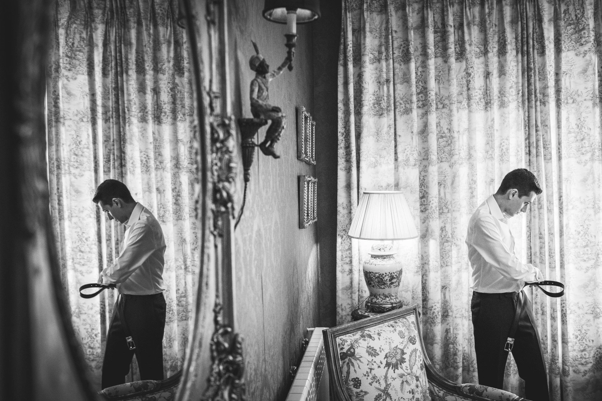 Preparativos novio espejo blanco negro en Aldea Santillana, Madrid.