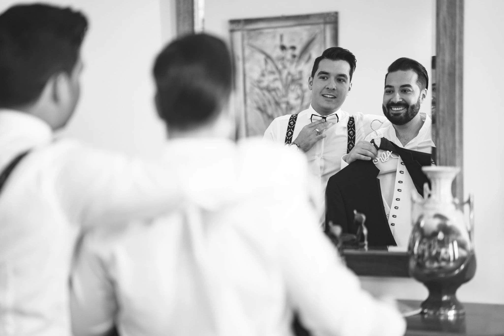 Novio amigo preparativos en Aldea Santillana, Madrid.