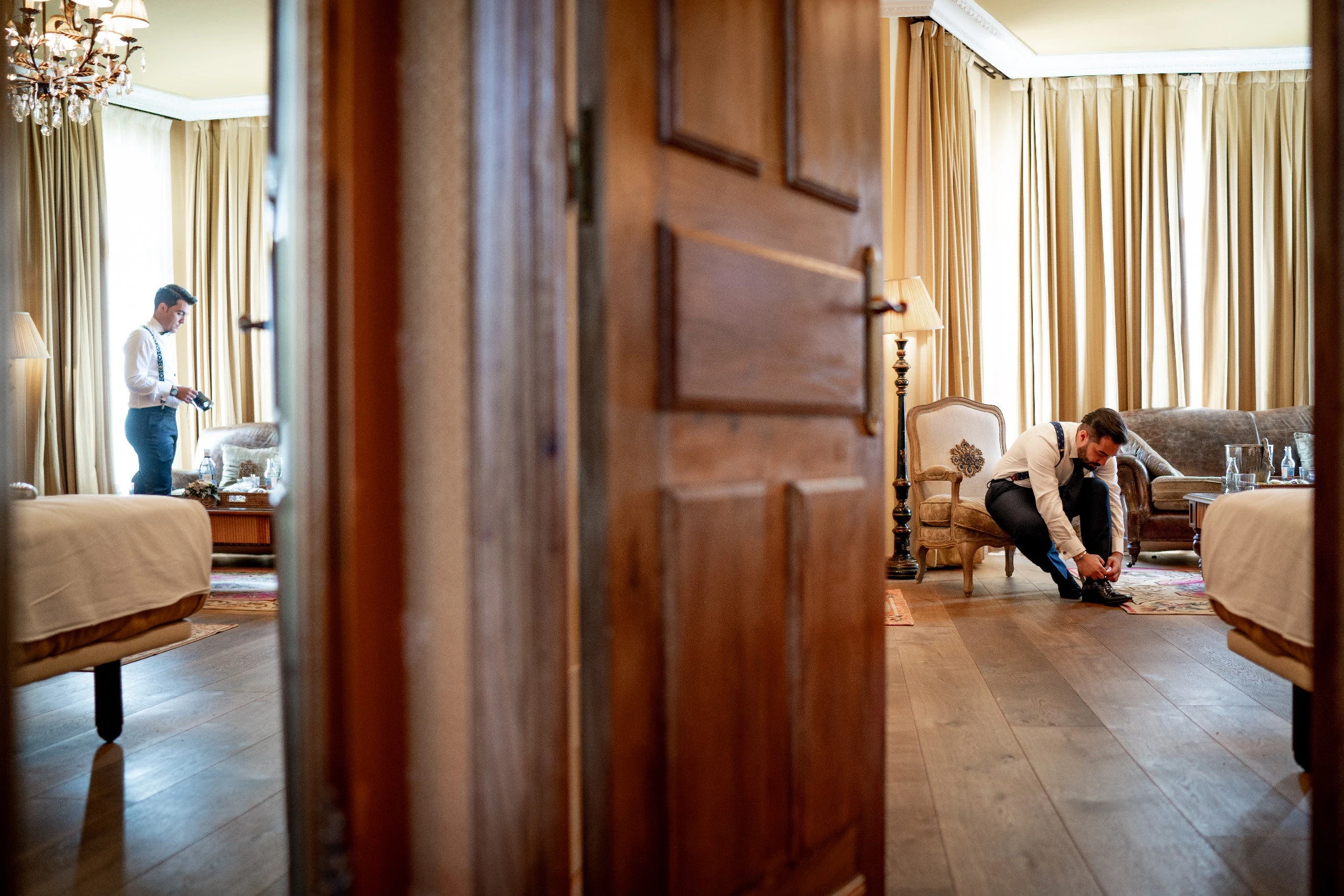 Novio vistiéndose habitación en Aldea Santillana, Madrid.