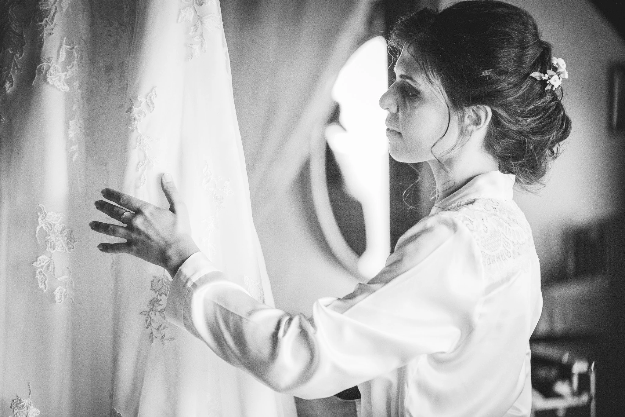 Novia con vestido blanco negro en Aldea Santillana, Madrid.