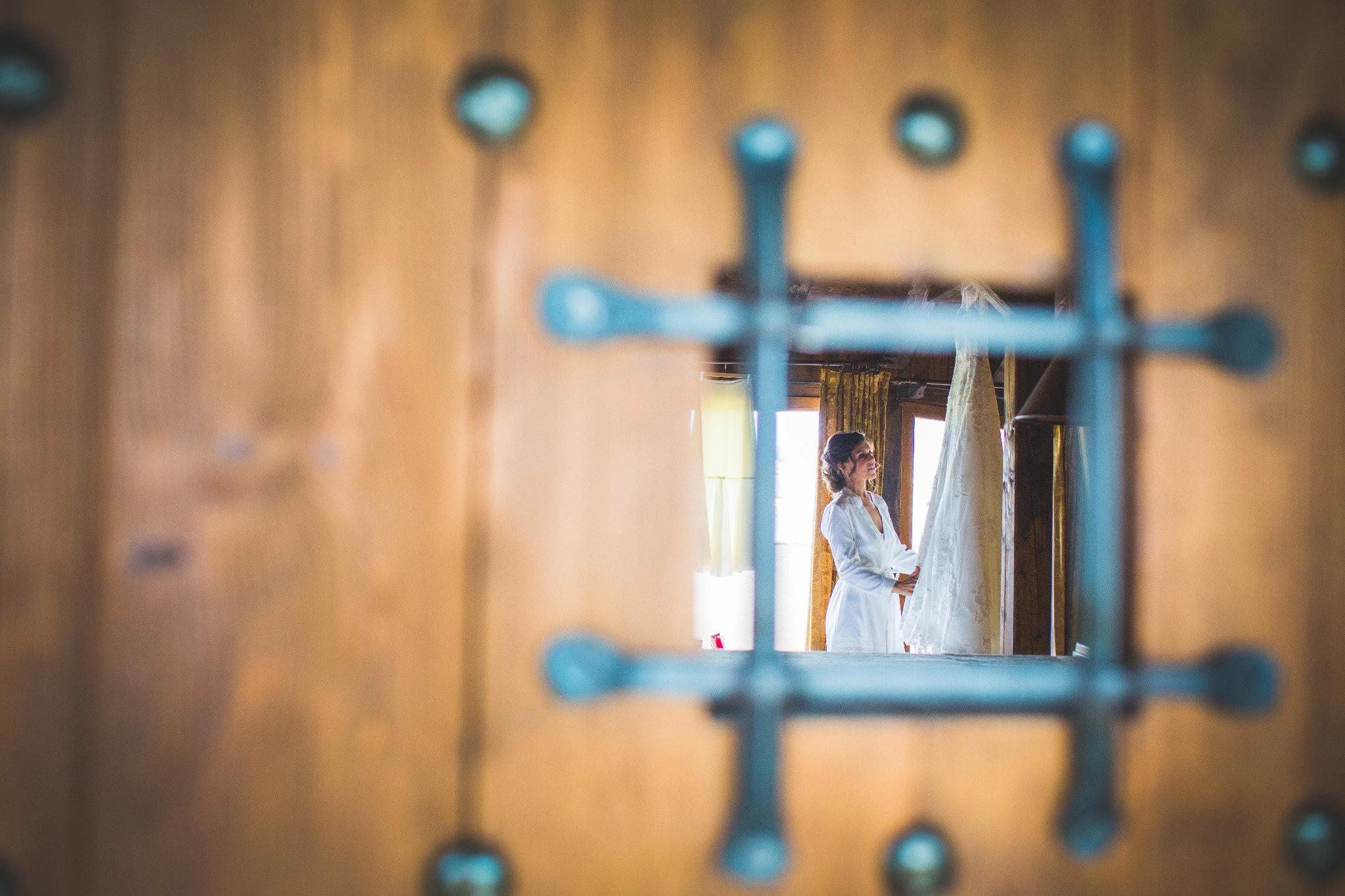 Novia enmarcada puerta en Aldea Santillana, Madrid.