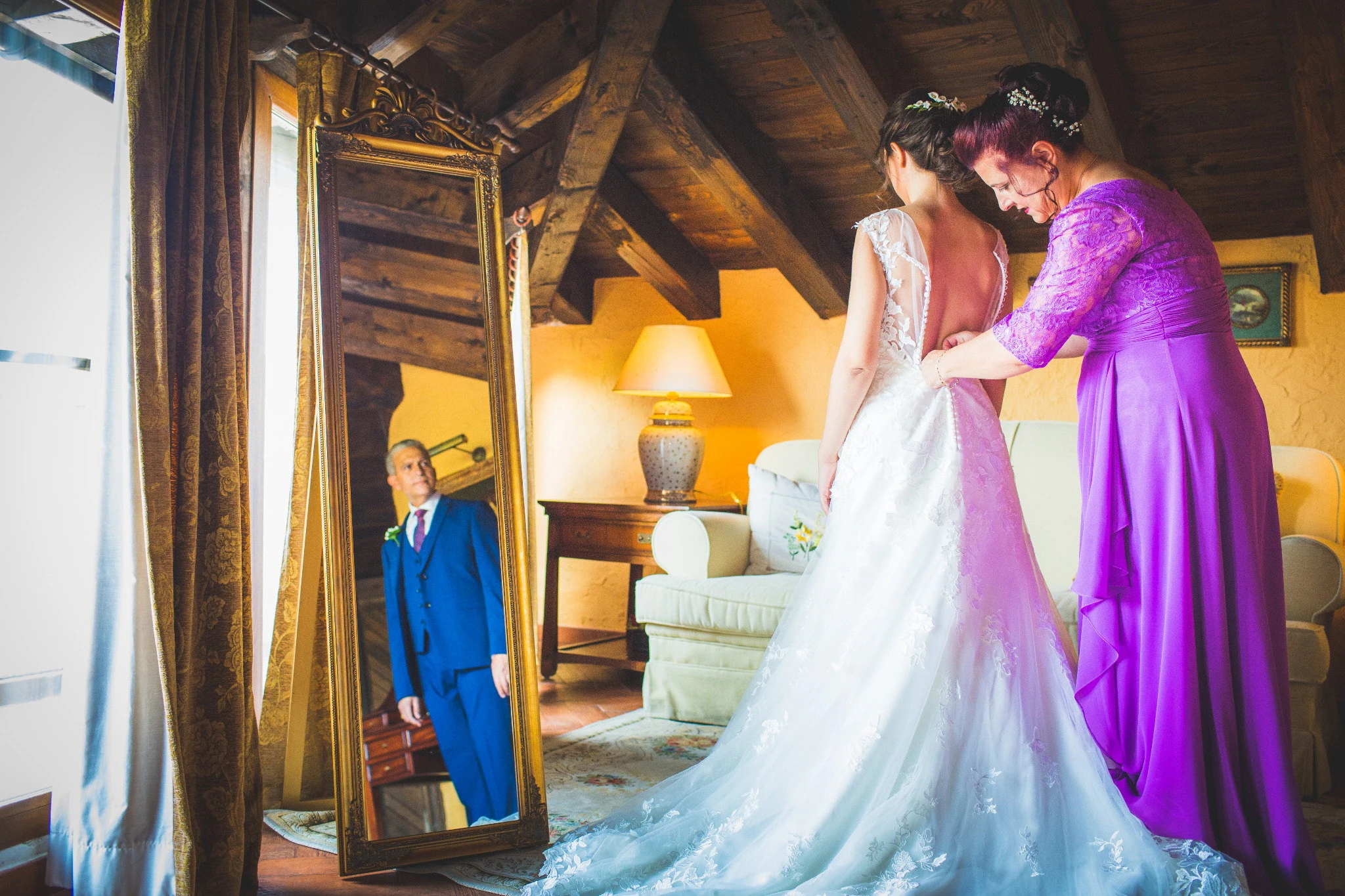 Novia ayudada familiar en Aldea Santillana, Madrid.