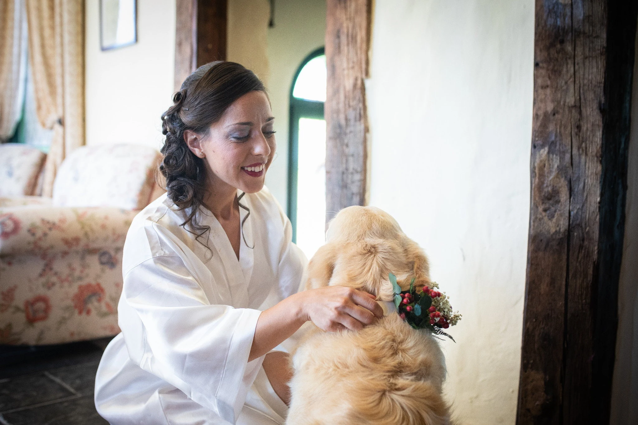 Novia con perro preparativos en Aldea Santillana, Madrid.