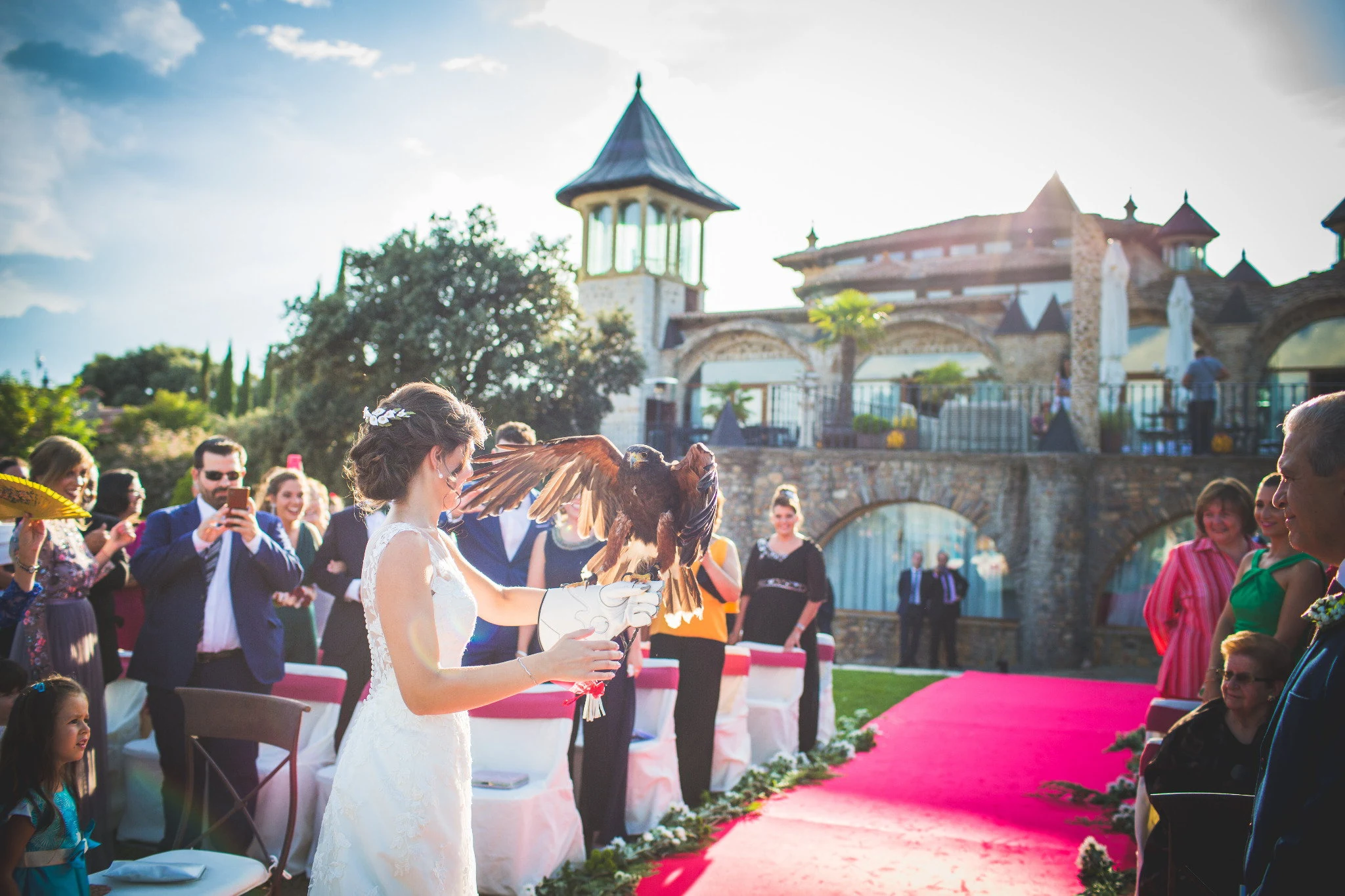 Novia ave rapaz ceremonia en Aldea Santillana, Madrid.