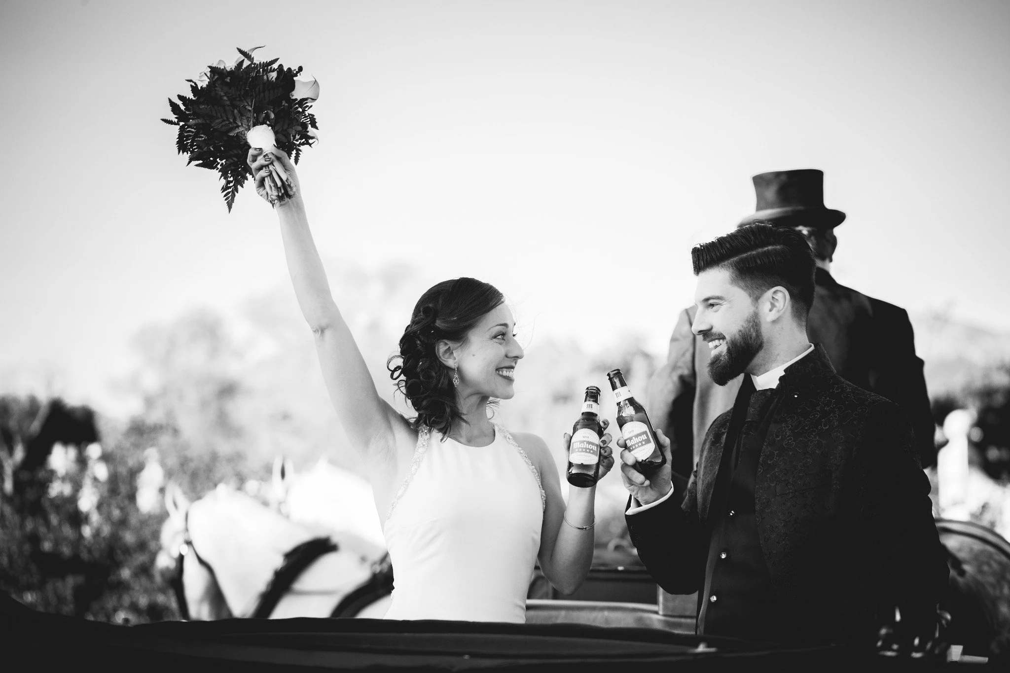 Novios brindando carruaje en Aldea Santillana, Madrid.