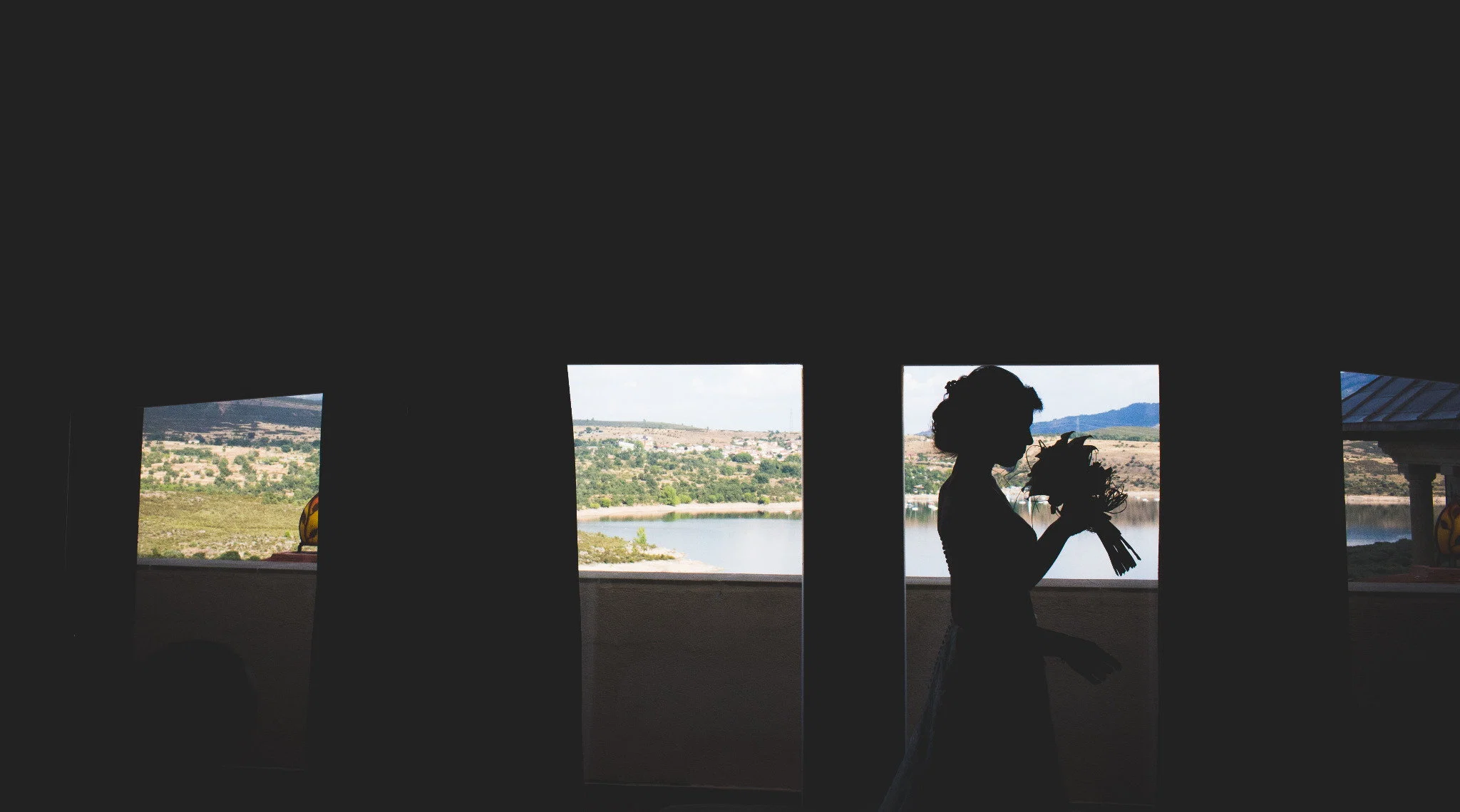 Silueta novia ventanas en Aldea Santillana, Madrid.
