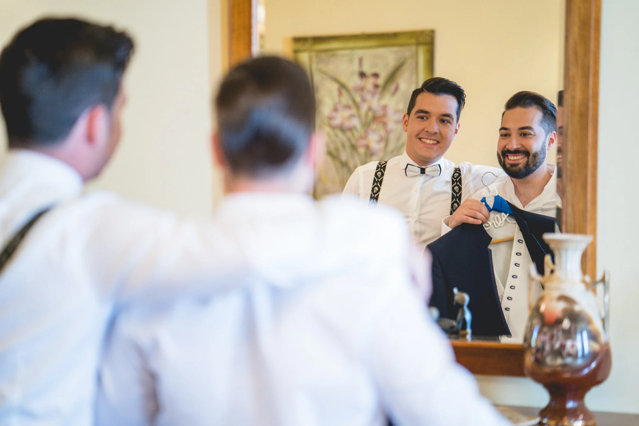 Preparativos novio amigos espejo en Aldea Santillana, Madrid.