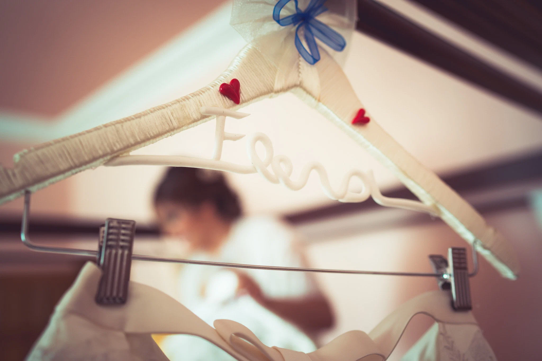 Percha personalizada novia en Aldea Santillana, Madrid.