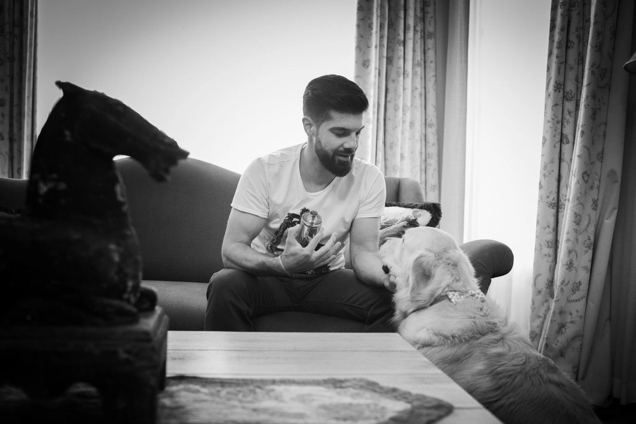 Novio con perro blanco negro en Aldea Santillana, Madrid.