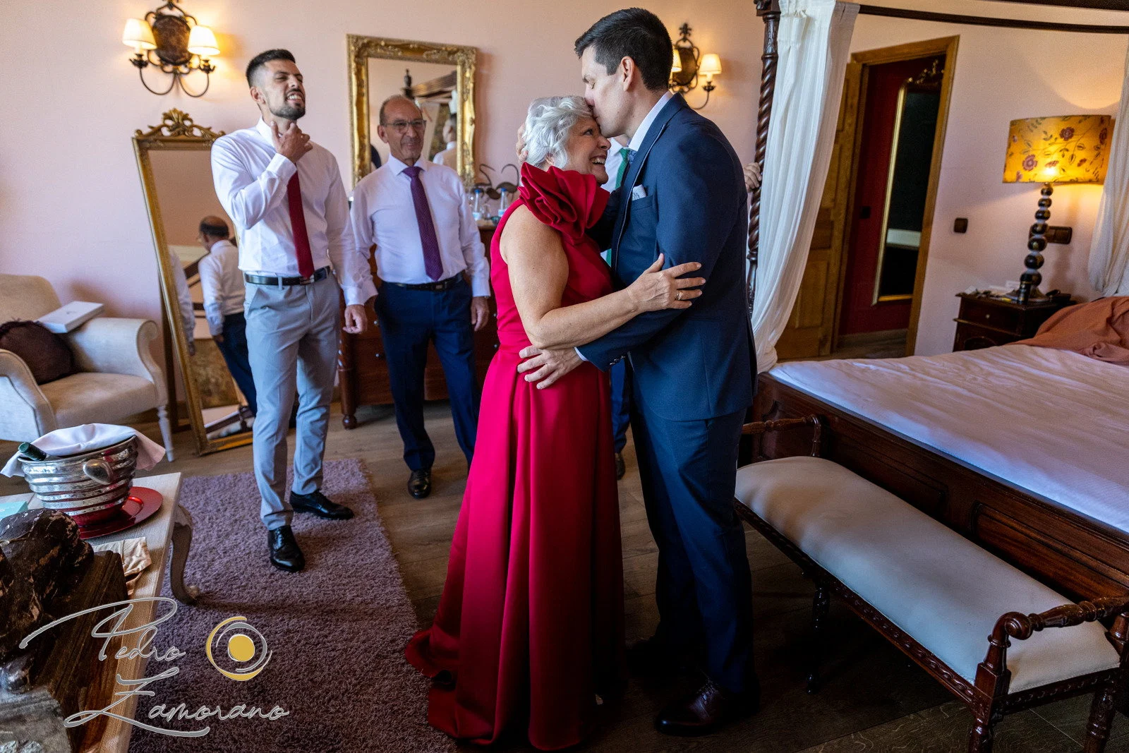 Emocion novio familia en Aldea Santillana, Madrid.