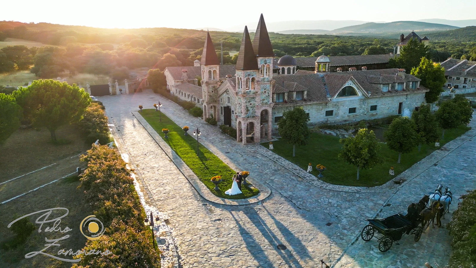 Vista aérea de una finca de bodas al atardecer con la sierra de Madrid al fondo