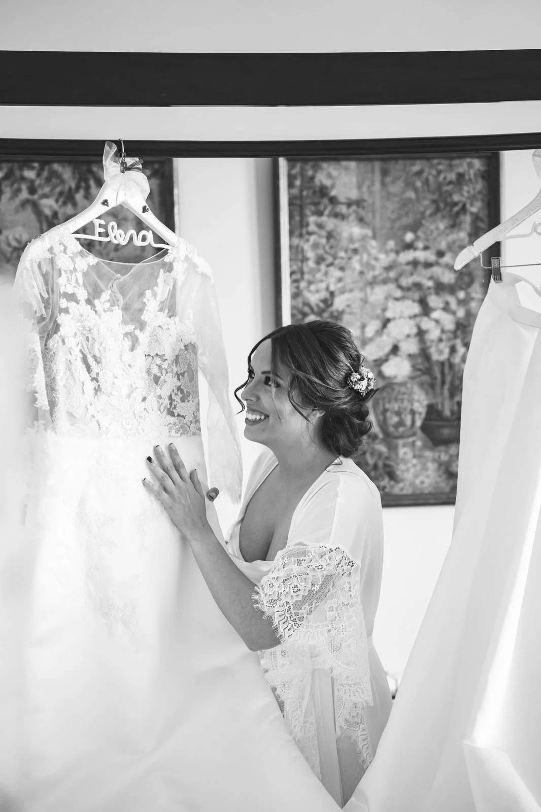 Novia con vestido blanco negro en Aldea Santillana, Madrid.