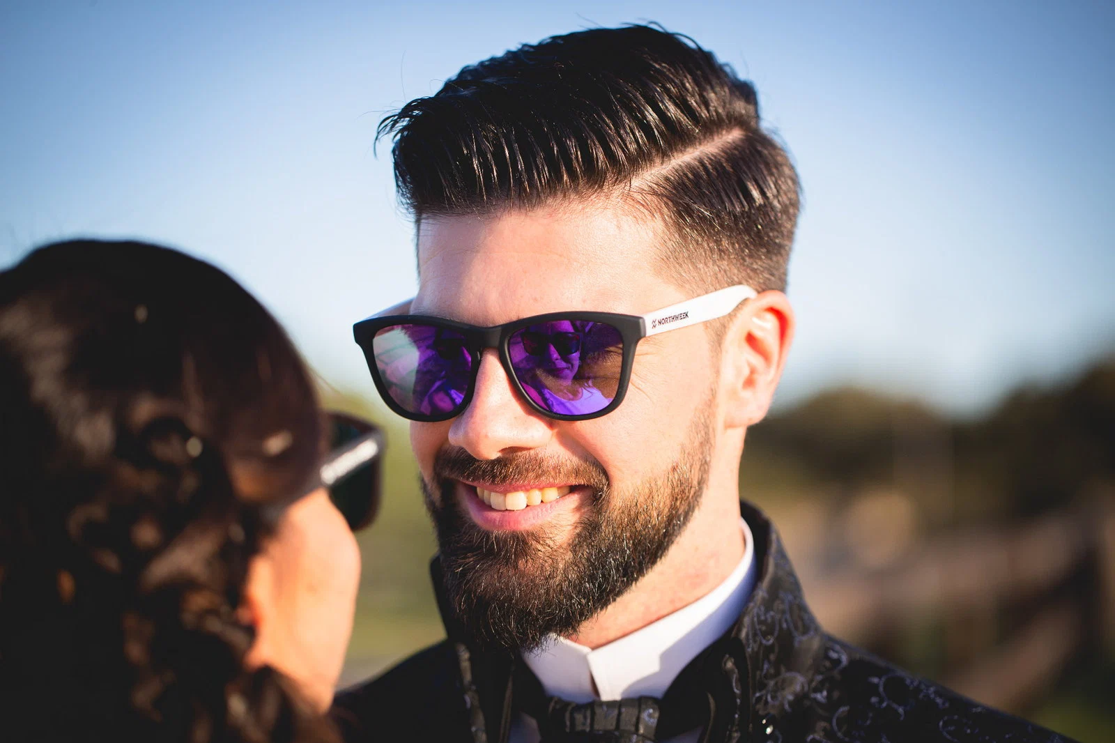 Retrato novio gafas sol en Aldea Santillana, Madrid.
