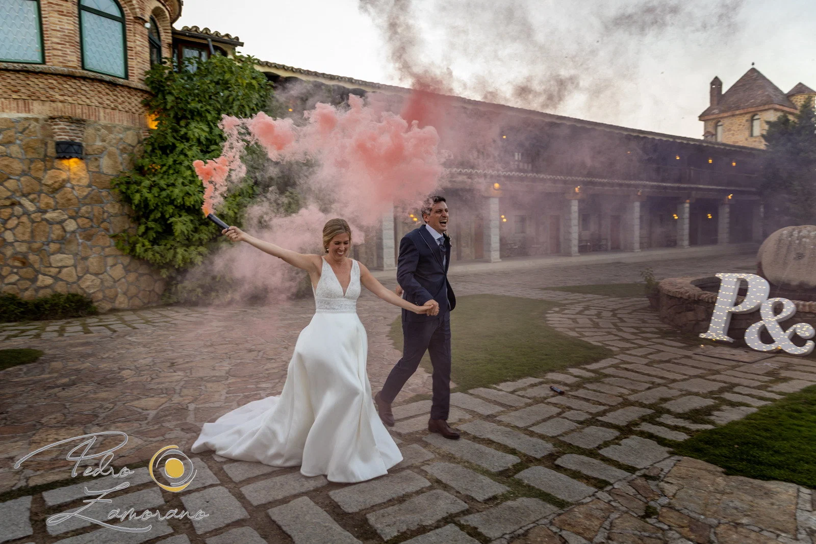Novios humo colores en Aldea Santillana, Madrid.