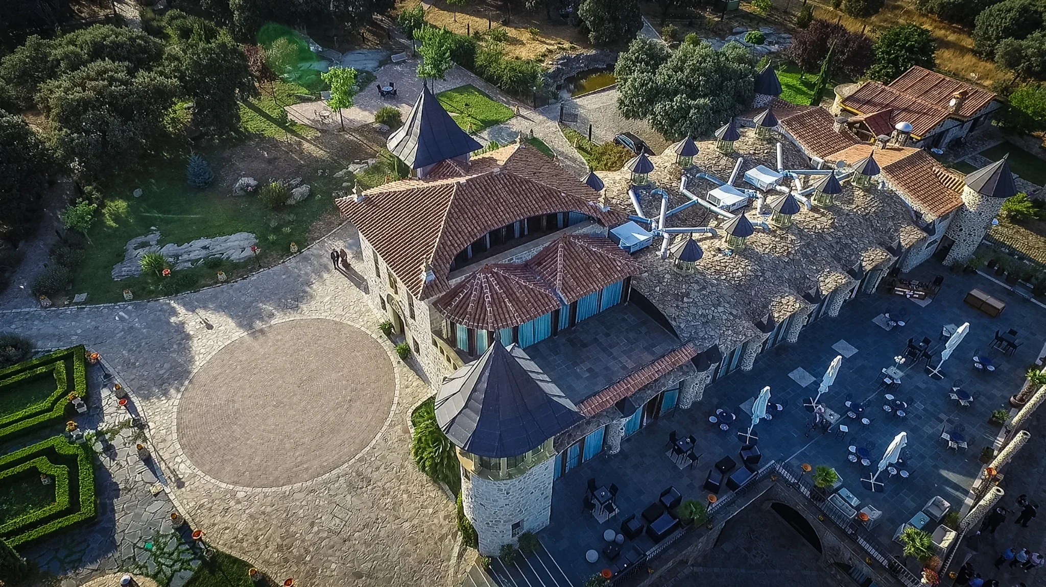 Vista aérea de los patios y terrazas de Aldea Santillana, Madrid.