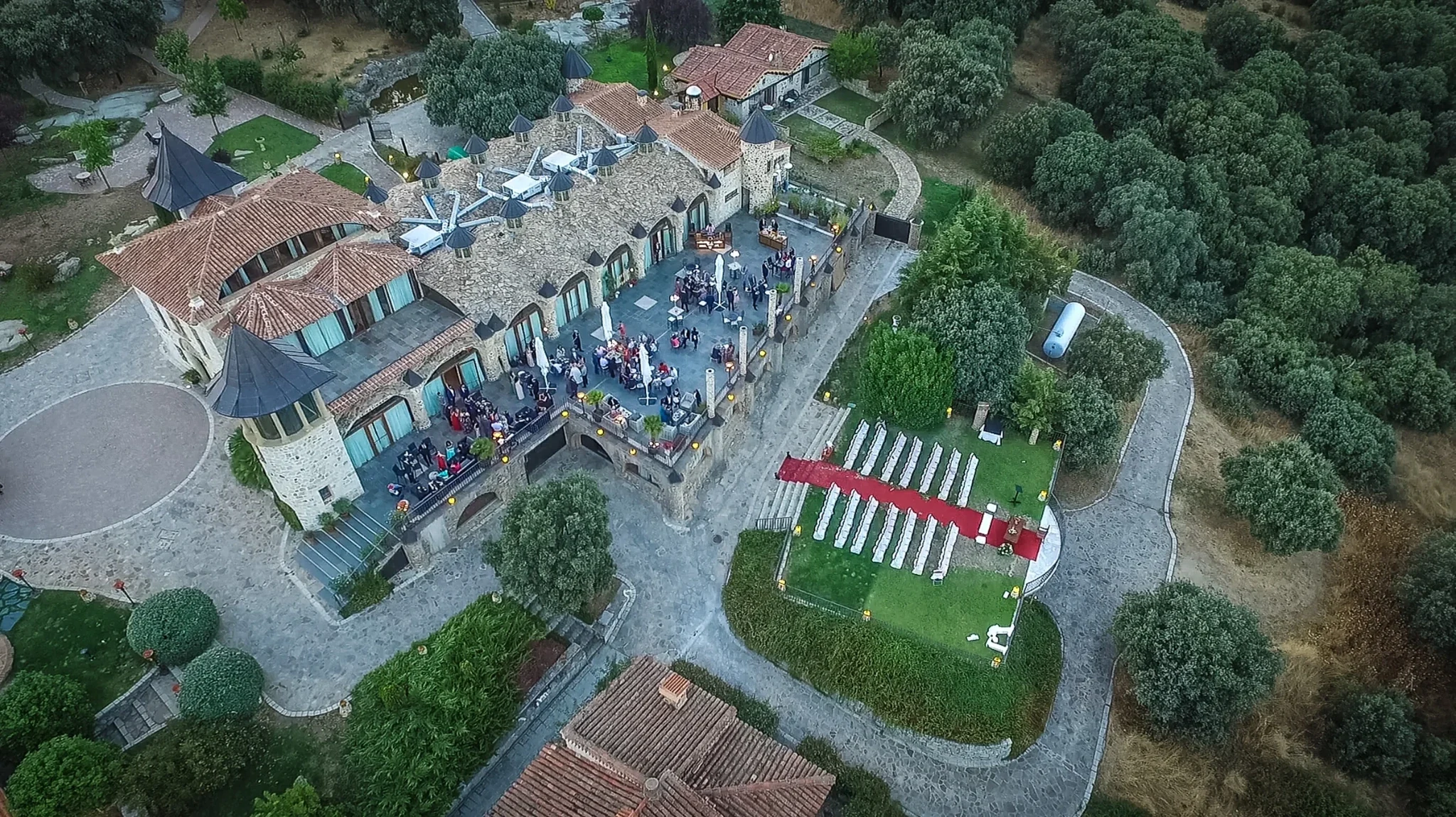 Ceremonia en los jardines de Aldea Santillana vista desde el aire, Madrid.
