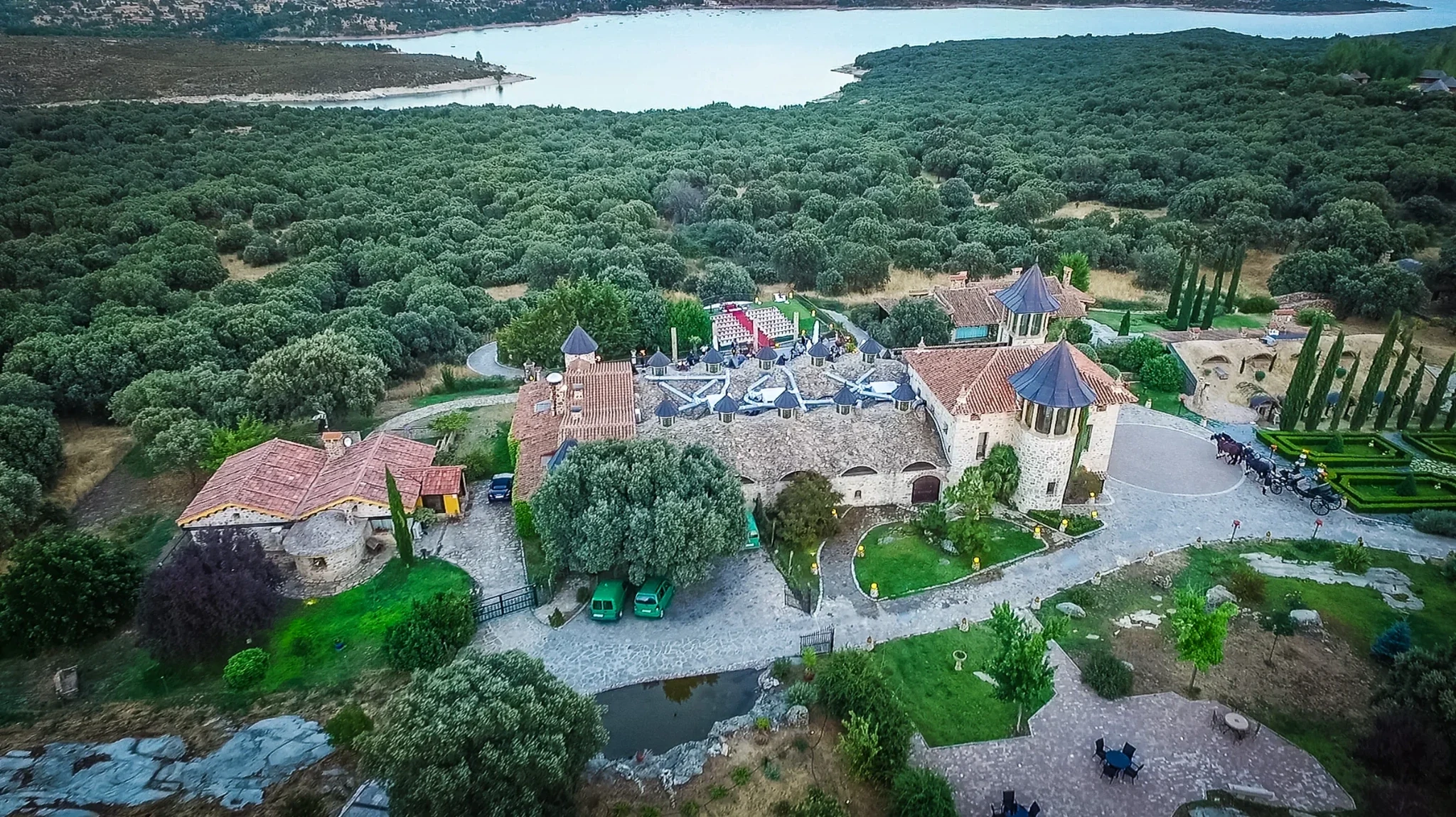 Aldea Santillana integrada en el paisaje junto al embalse, Madrid.