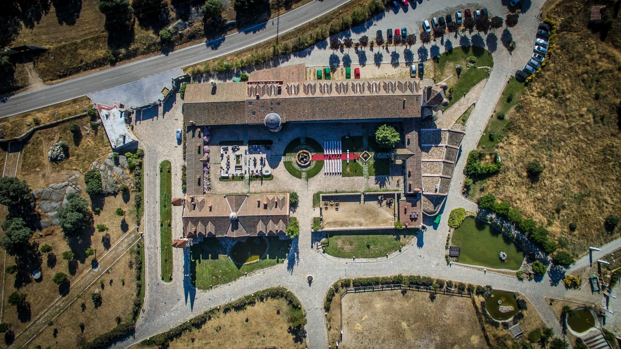 Vista cenital del recinto de una finca para bodas y sus jardines