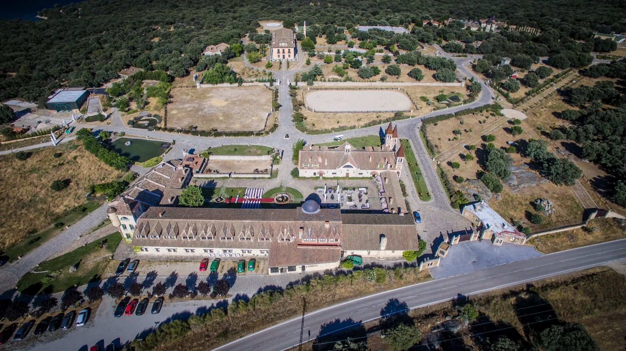 Panorámica general aérea de Aldea Santillana, Madrid.