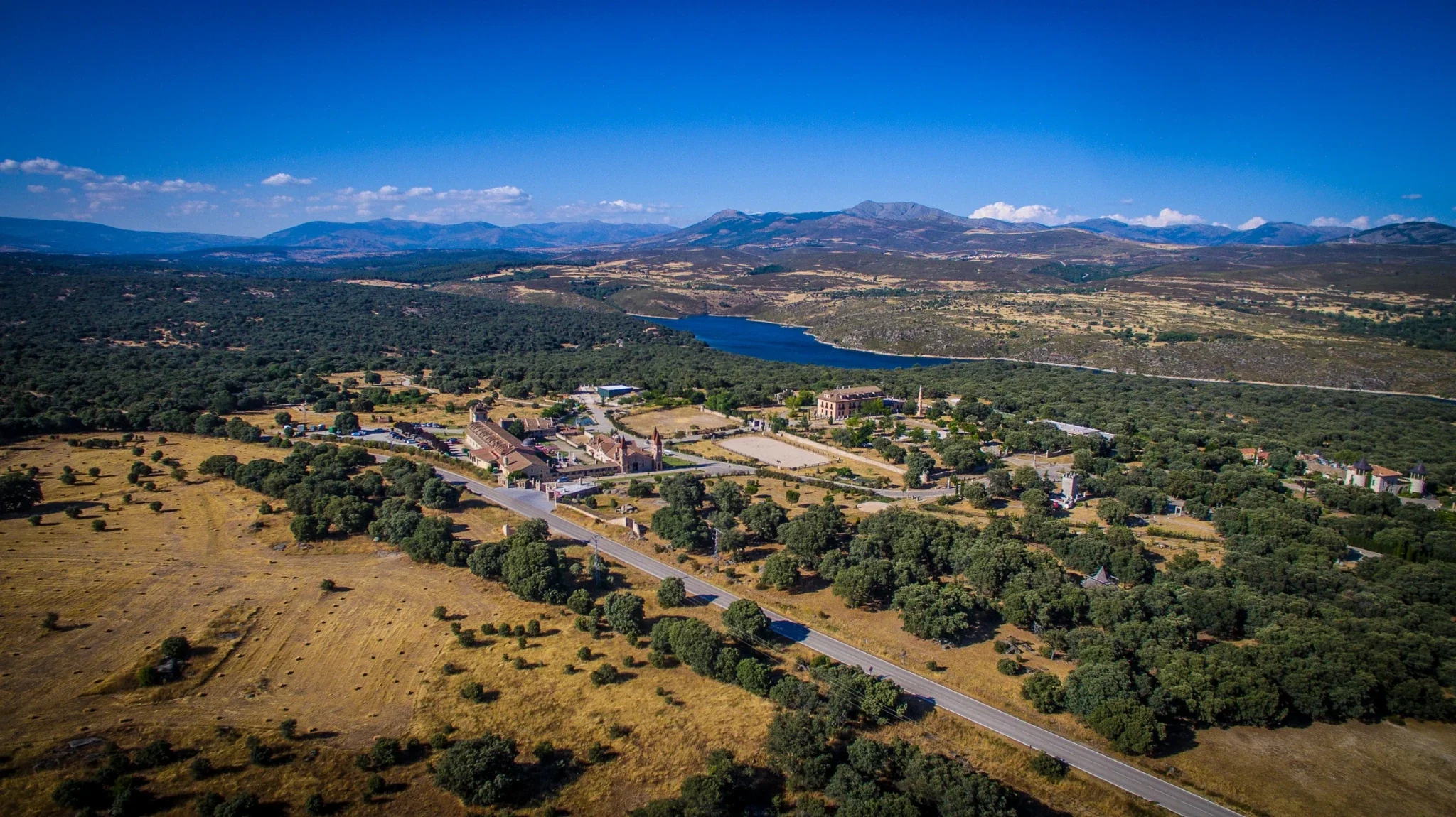 Entorno natural de Aldea Santillana con el embalse y la sierra, Madrid.