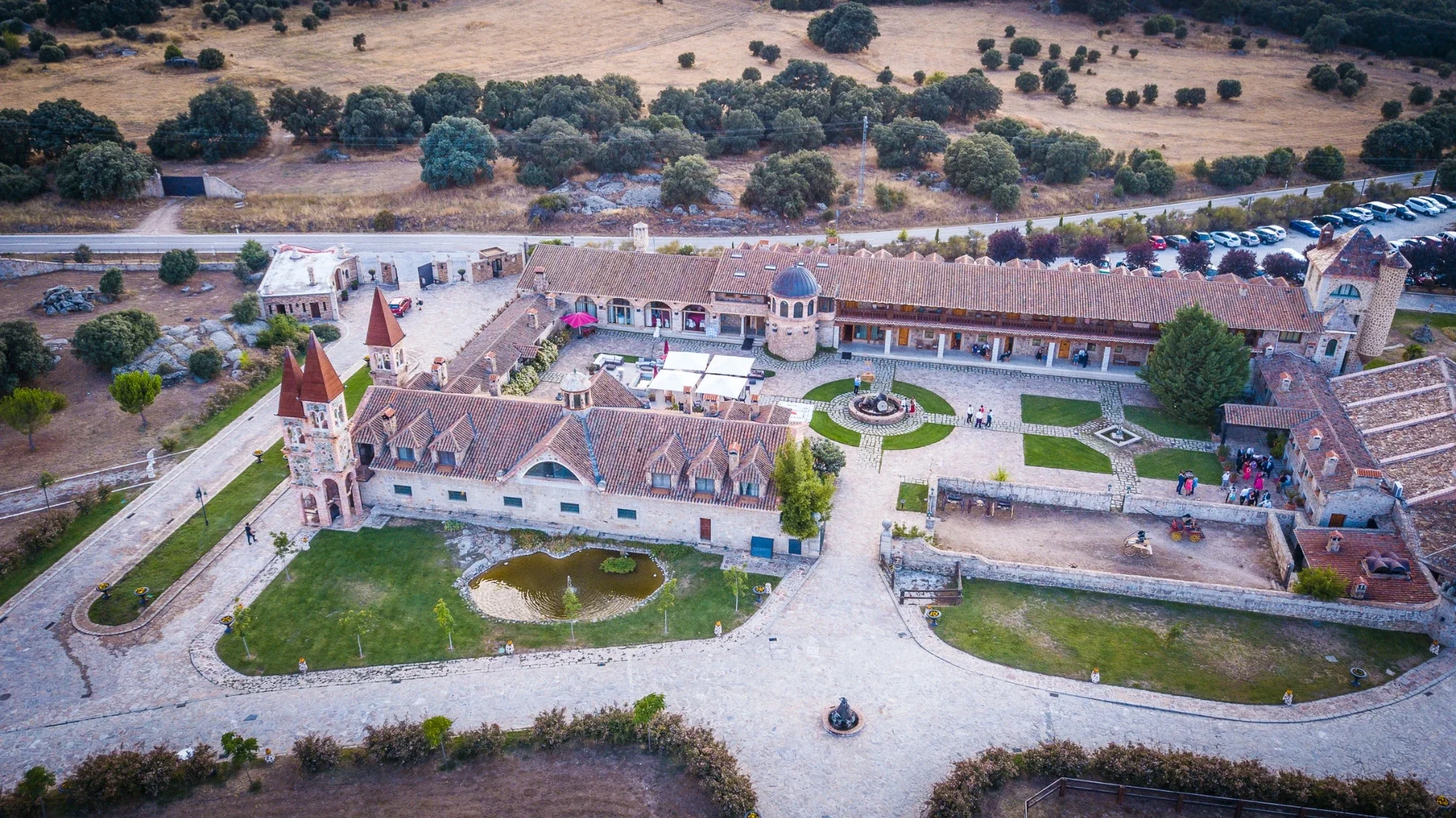 Fachada y jardines de Aldea Santillana desde el aire, Madrid.