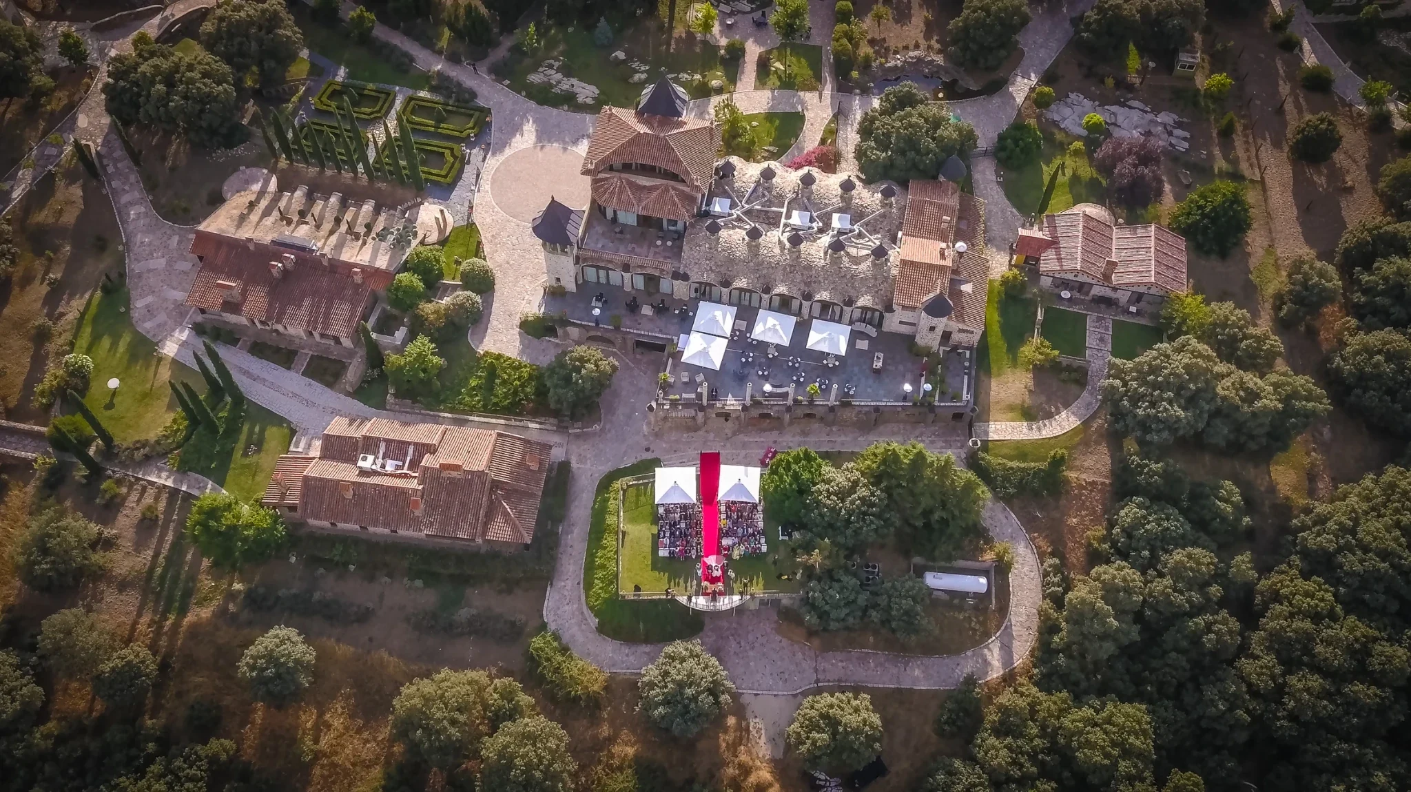 Recinto de ceremonia de Aldea Santillana visto desde el aire, Madrid.