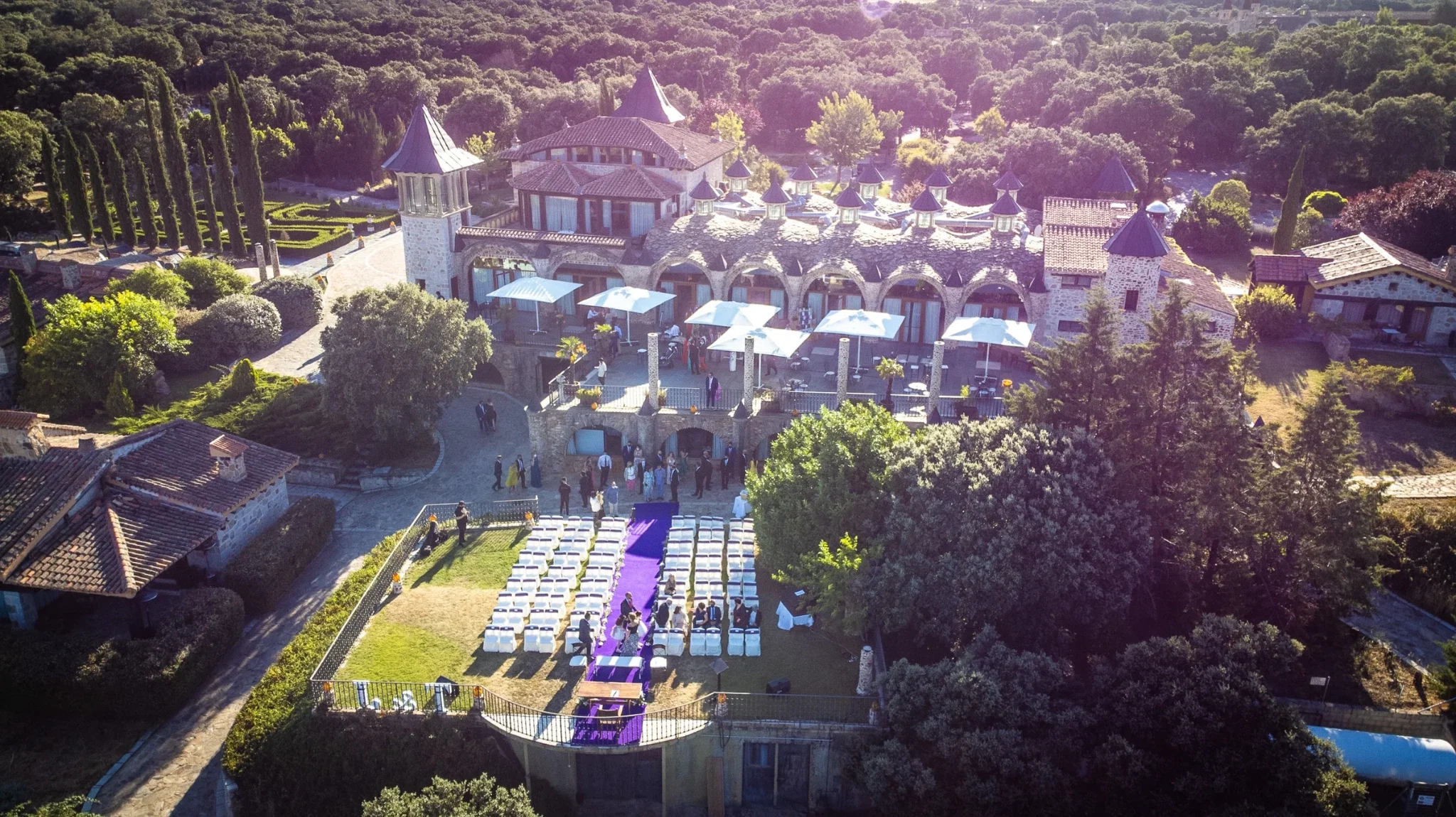 Ceremonia de boda en Aldea Santillana al atardecer desde el aire, Madrid.