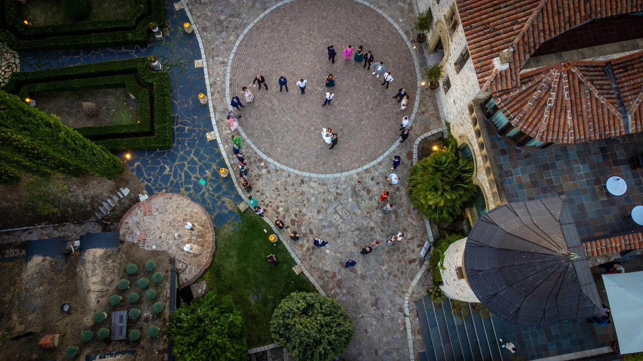 Plaza central de Aldea Santillana en vista cenital, Madrid.