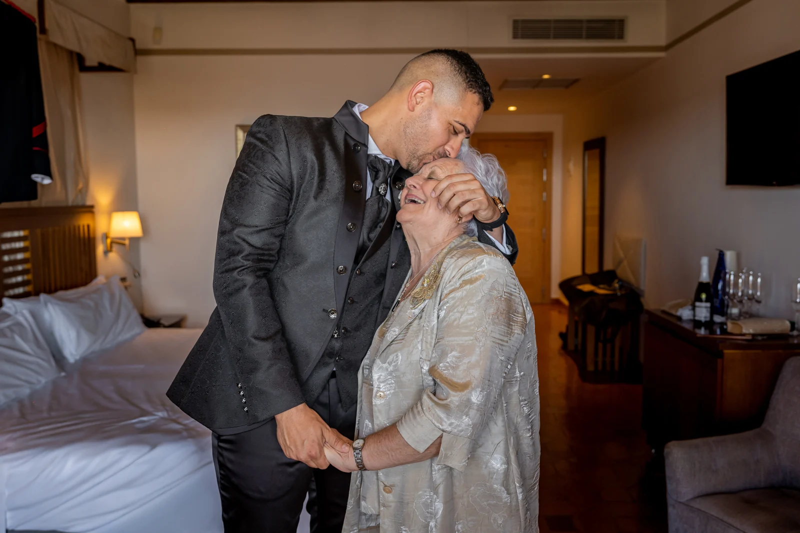 Emoción del novio con su madre en Castillo de Guadamur