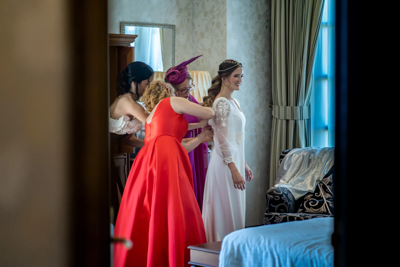 Preparativos de la novia con familiares en Castillo de Guadamur