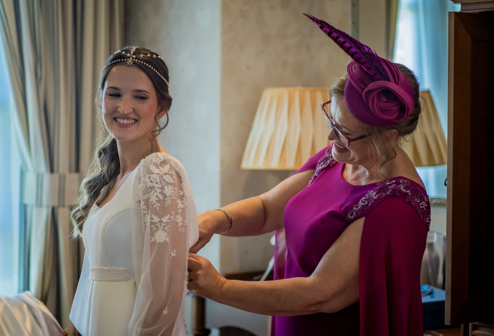 La novia con su madre durante los preparativos en Castillo de Guadamur