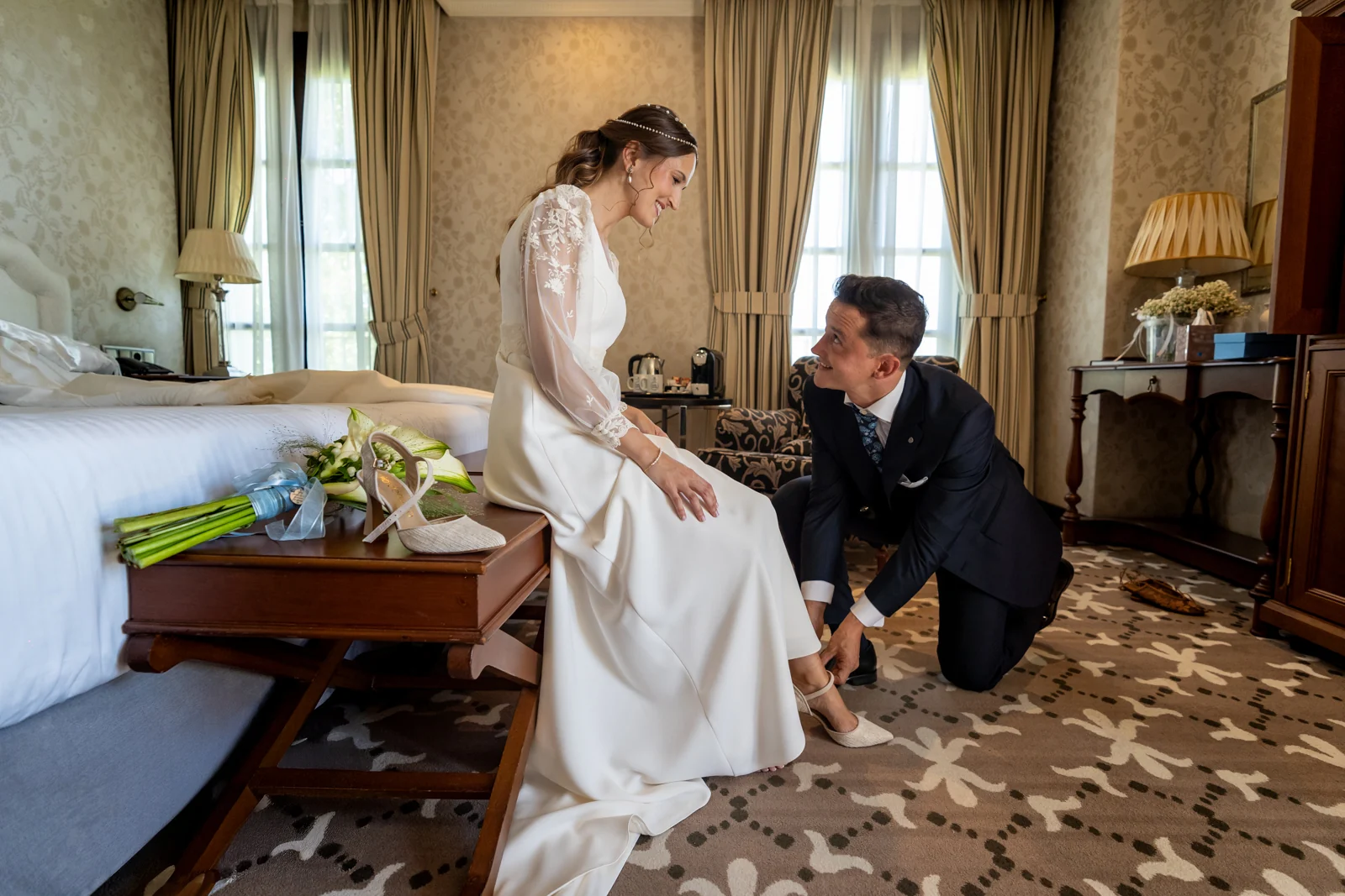 Novia con su padre en la habitación antes de la boda