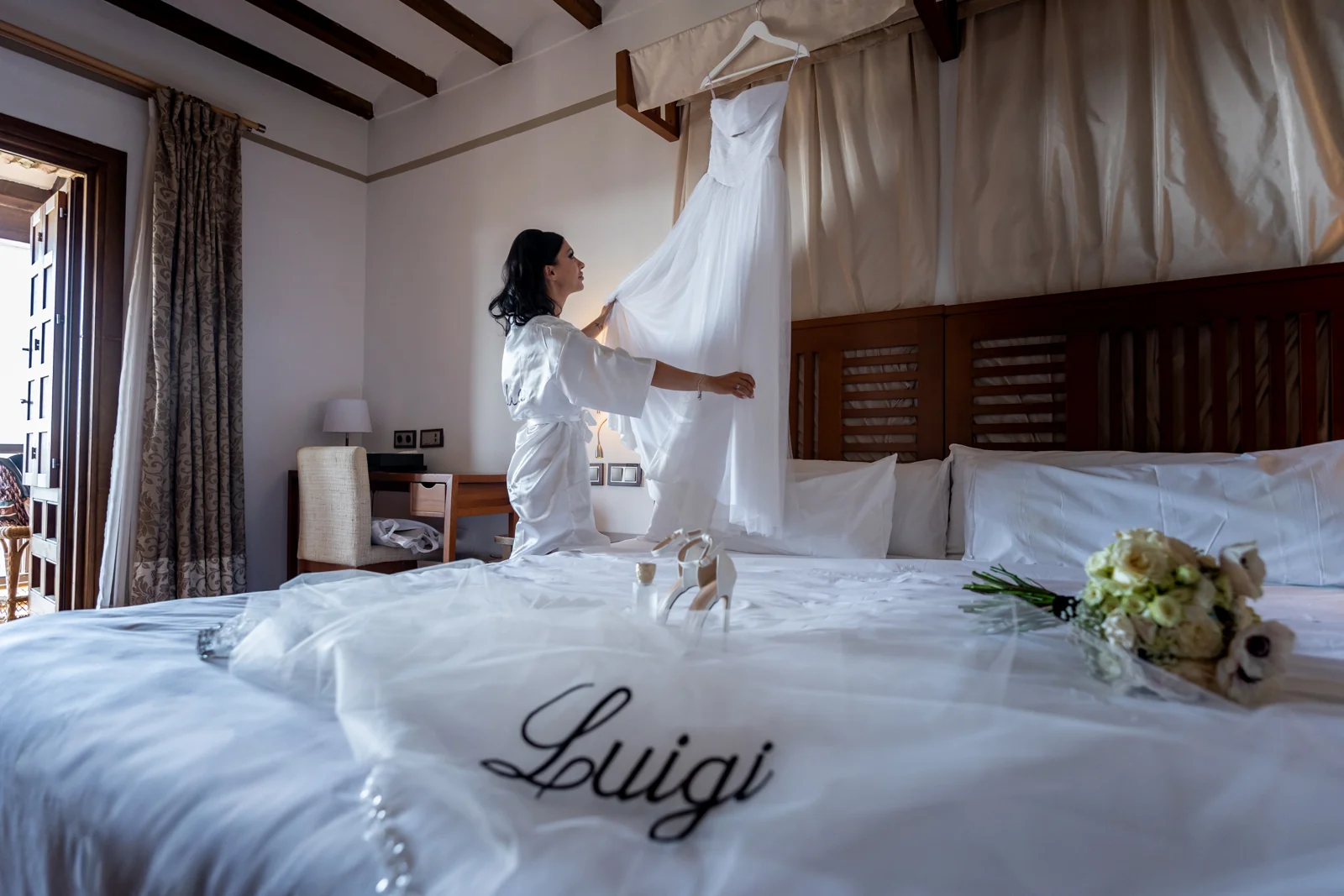 Novia junto a la ventana durante los preparativos