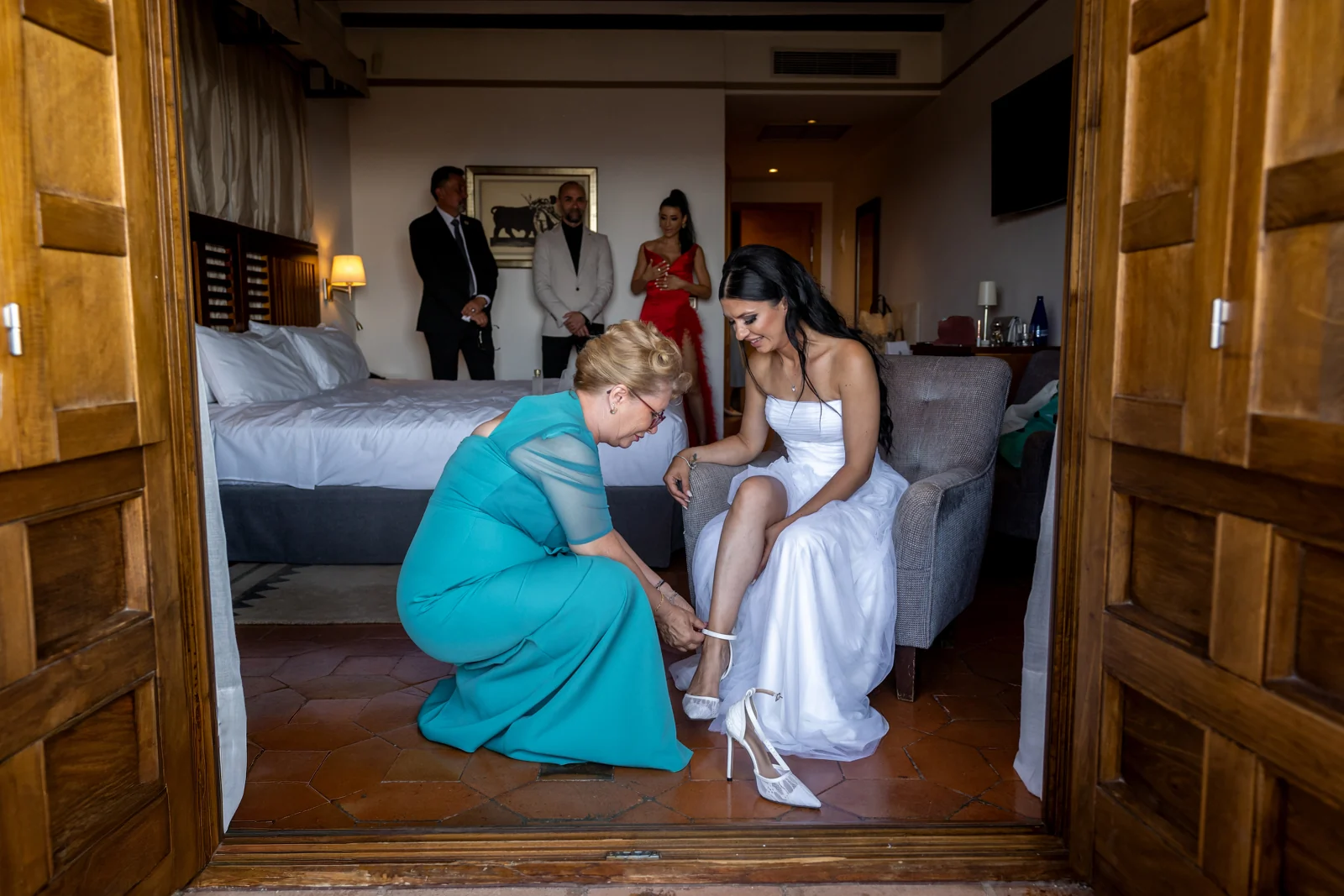 Zapatos de la novia y familiares durante los preparativos