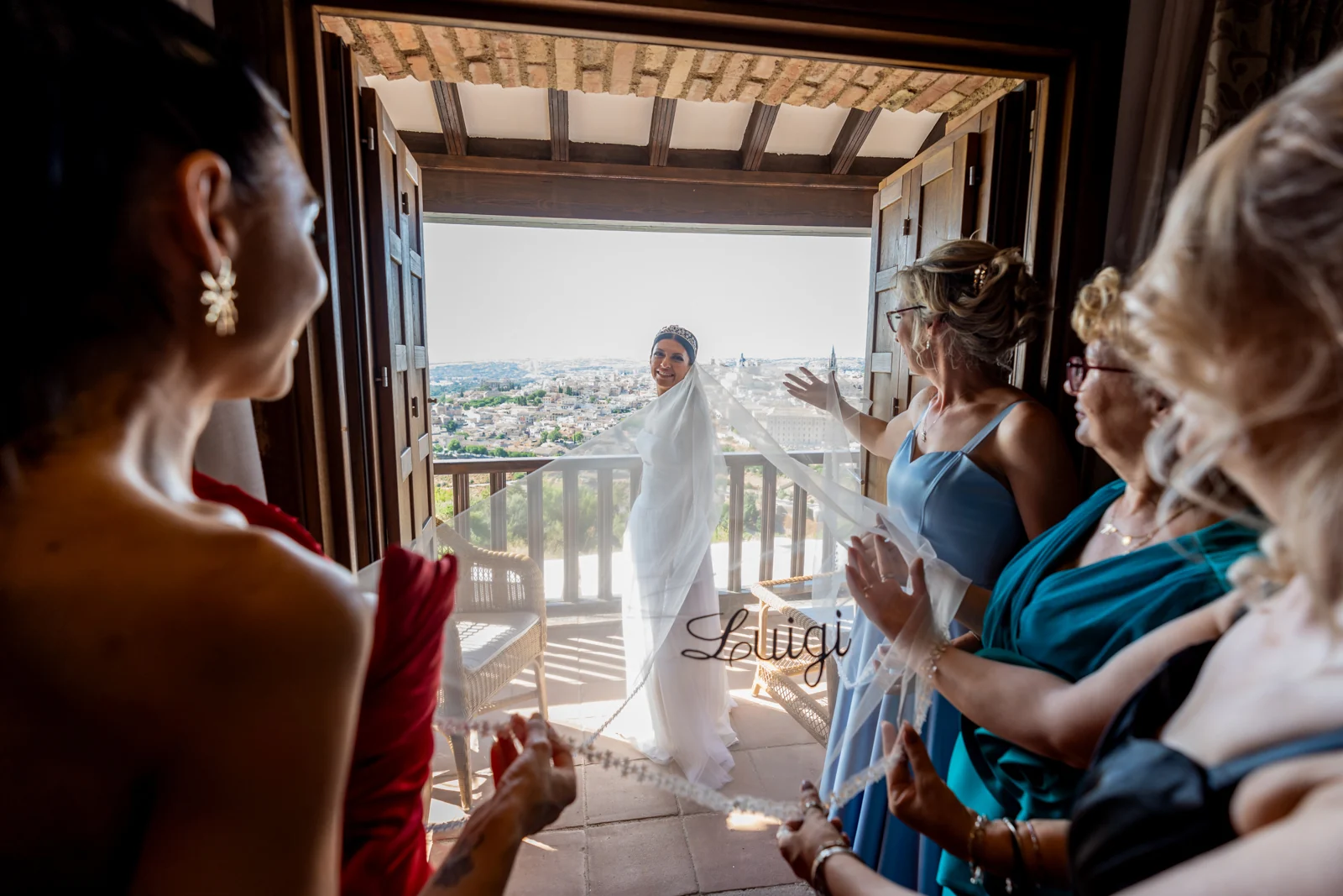 Novia en el balcón con su familia en Castillo de Guadamur