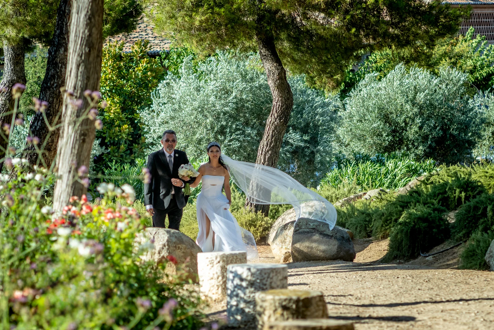 Novia camino de la ceremonia en Castillo de Guadamur