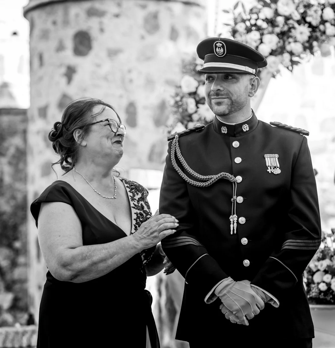Invitados durante la ceremonia en blanco y negro