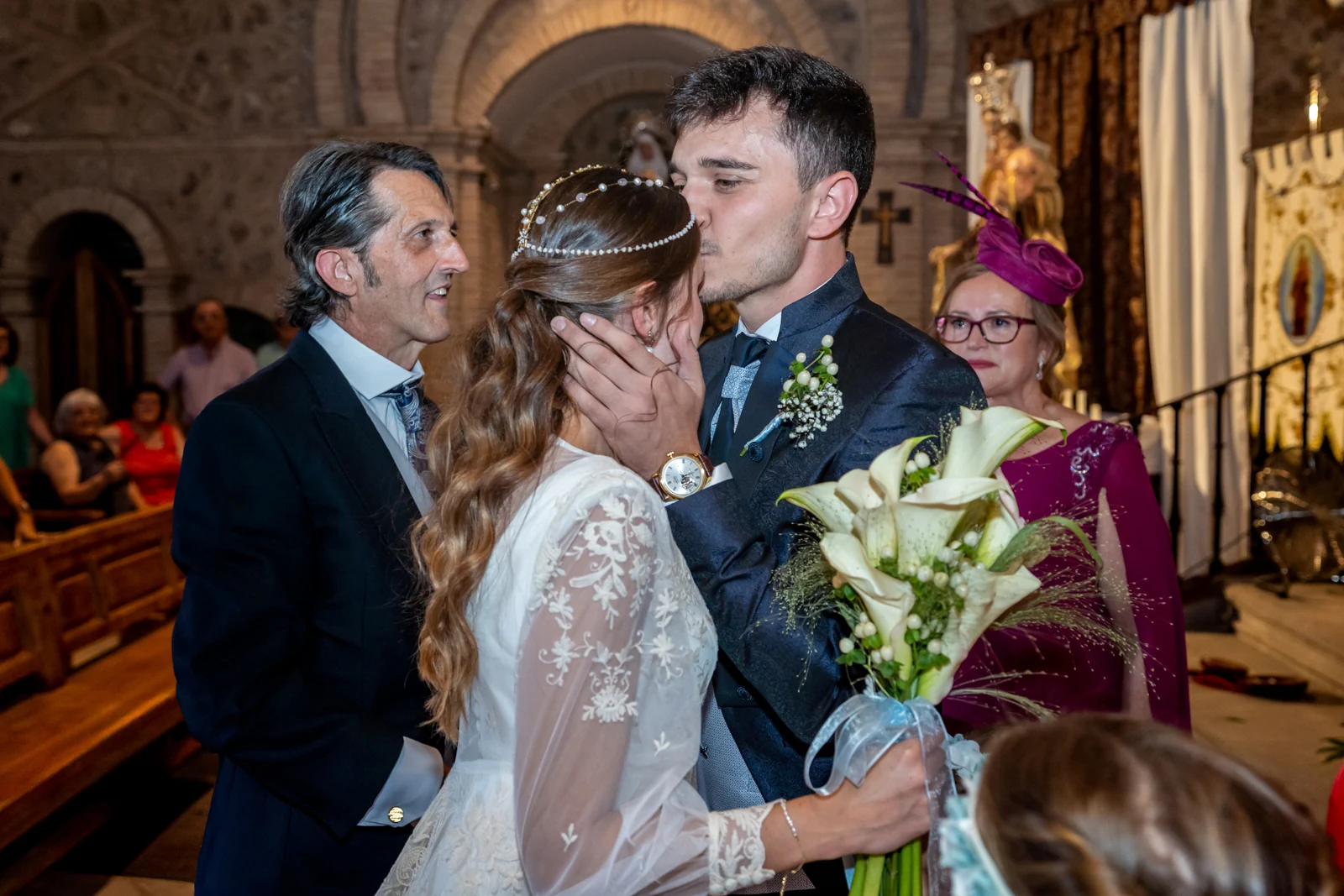 Padre besando a la novia durante la ceremonia